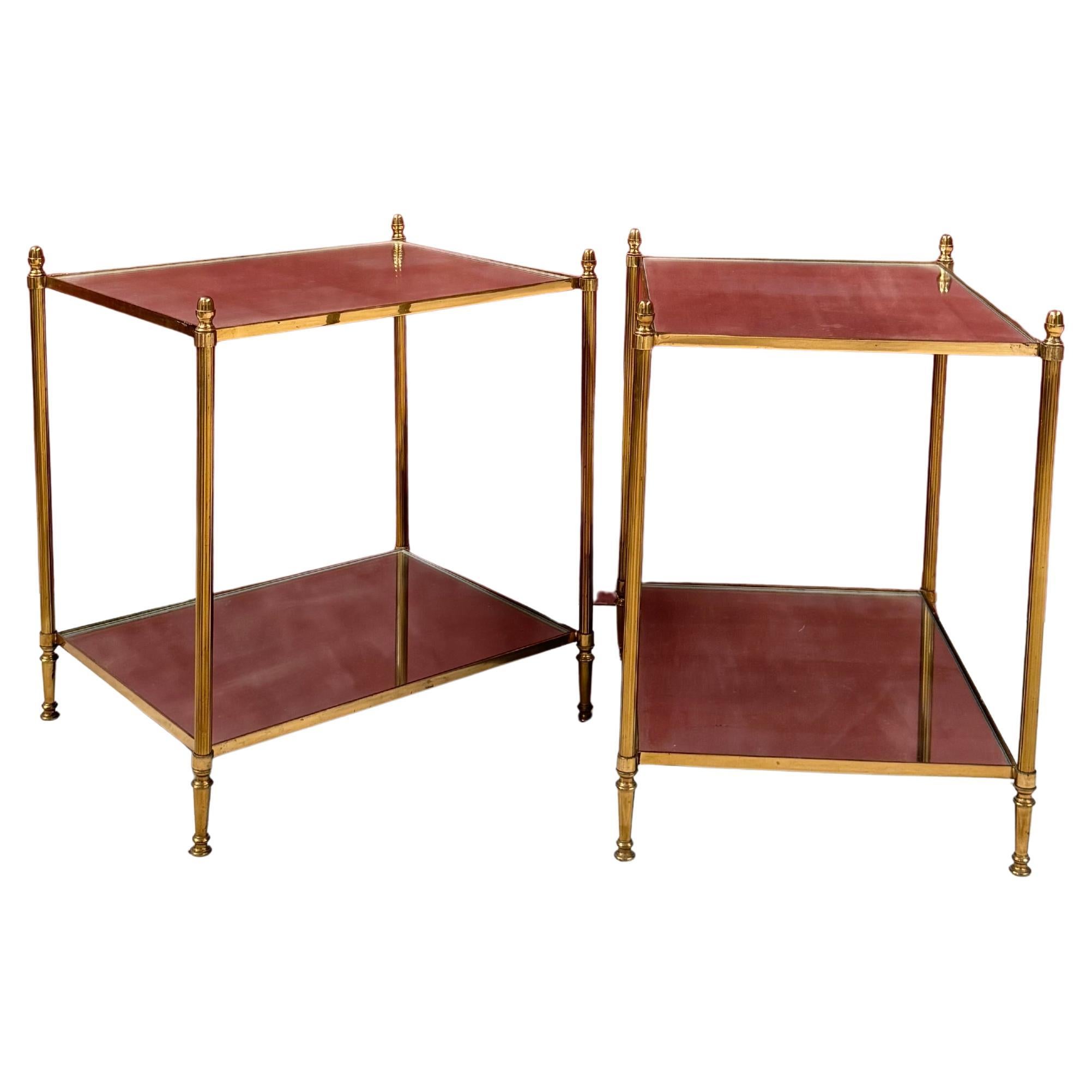 Paire de tables d'appoint en laiton avec étagères en miroir en vente