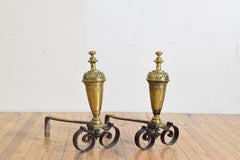 Paire de chenets d'époque Louis Philippe en laiton et fer, vers 1840