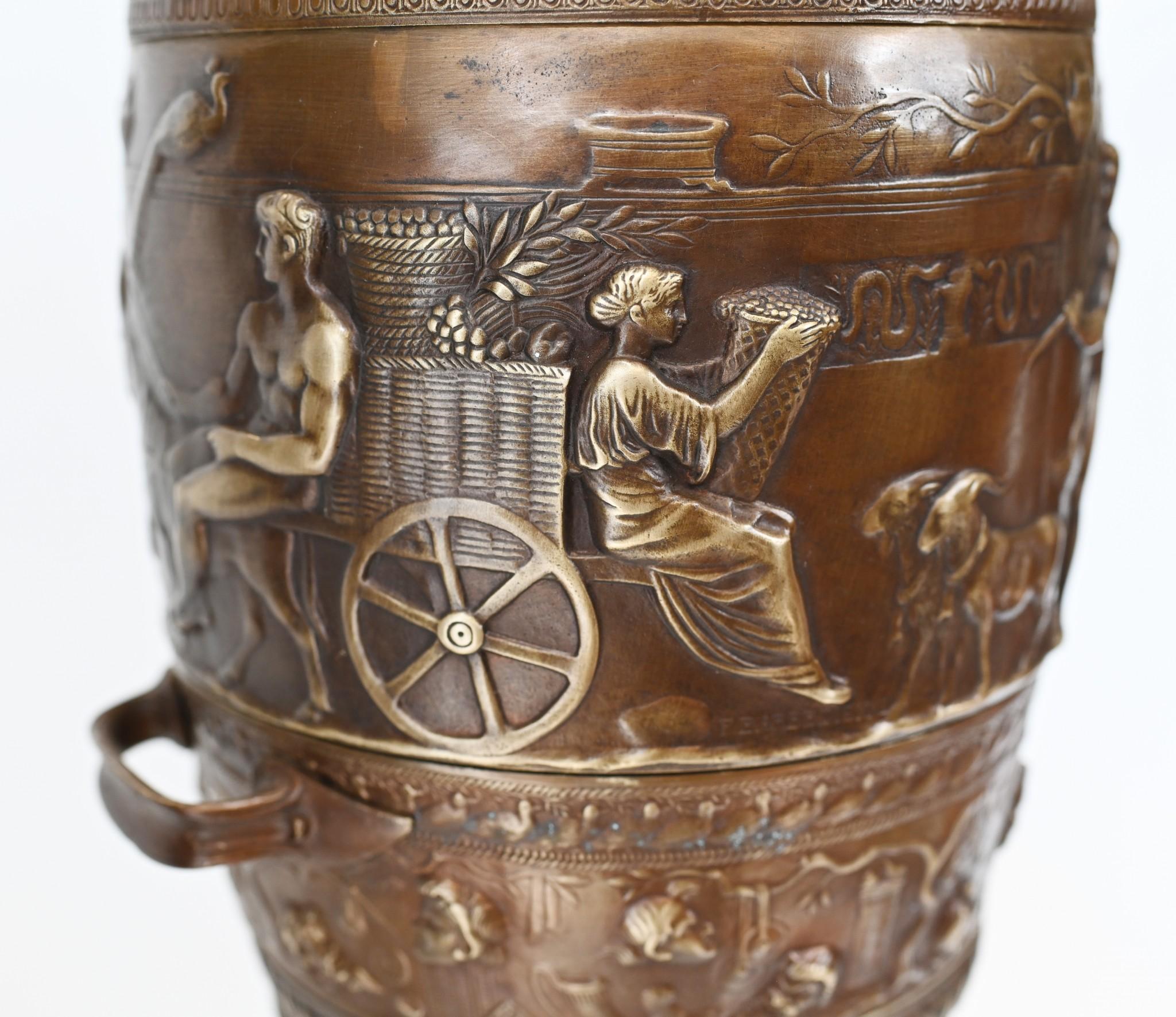 Fine XX secolo Coppia di Anfore in bronzo francese dopo Barbedienne Antichità classica in vendita