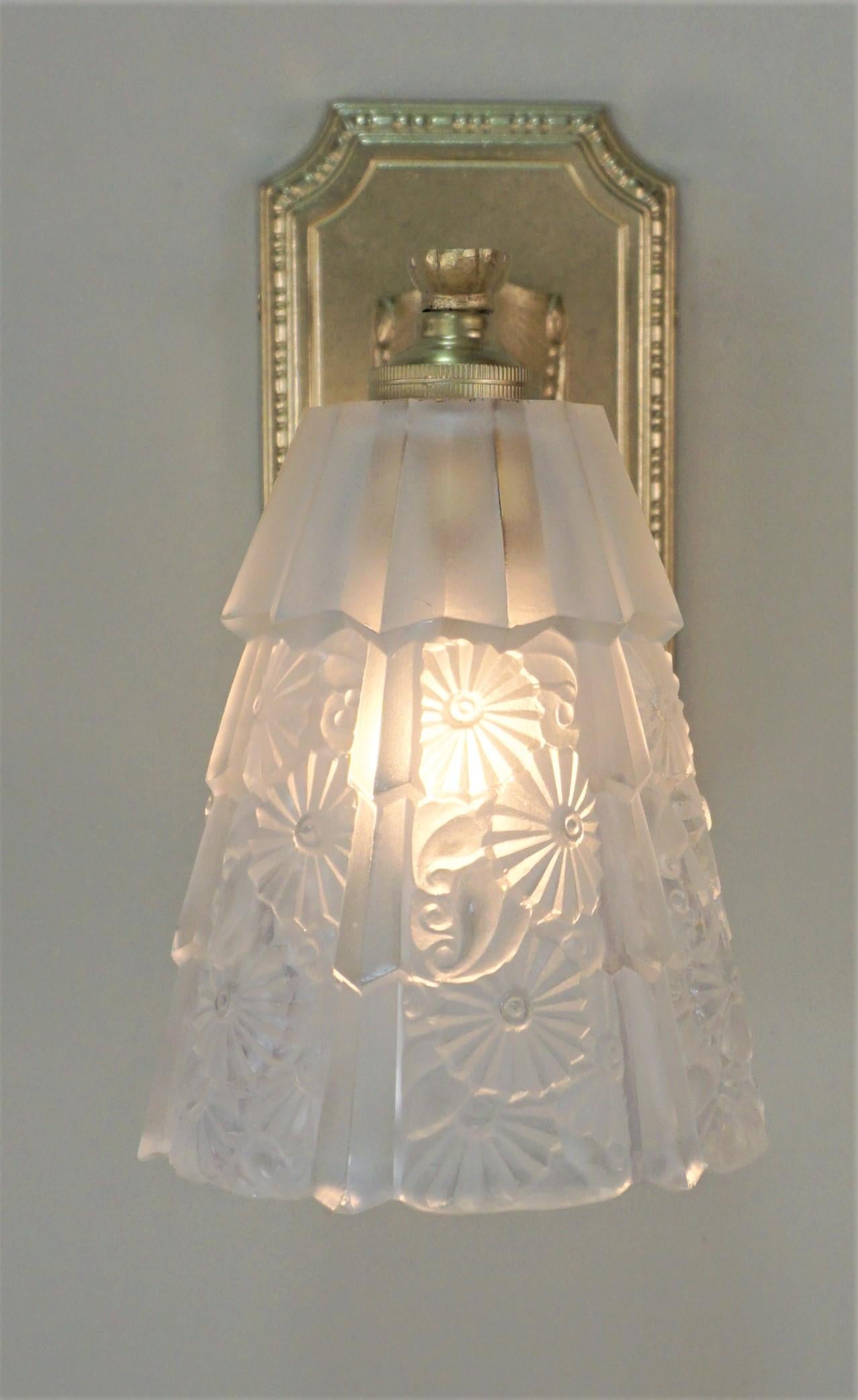 Pair of clear Frost glass satin finish bronze back plate French 1920's Art Deco wall sconces.
Back plate size: 6.5