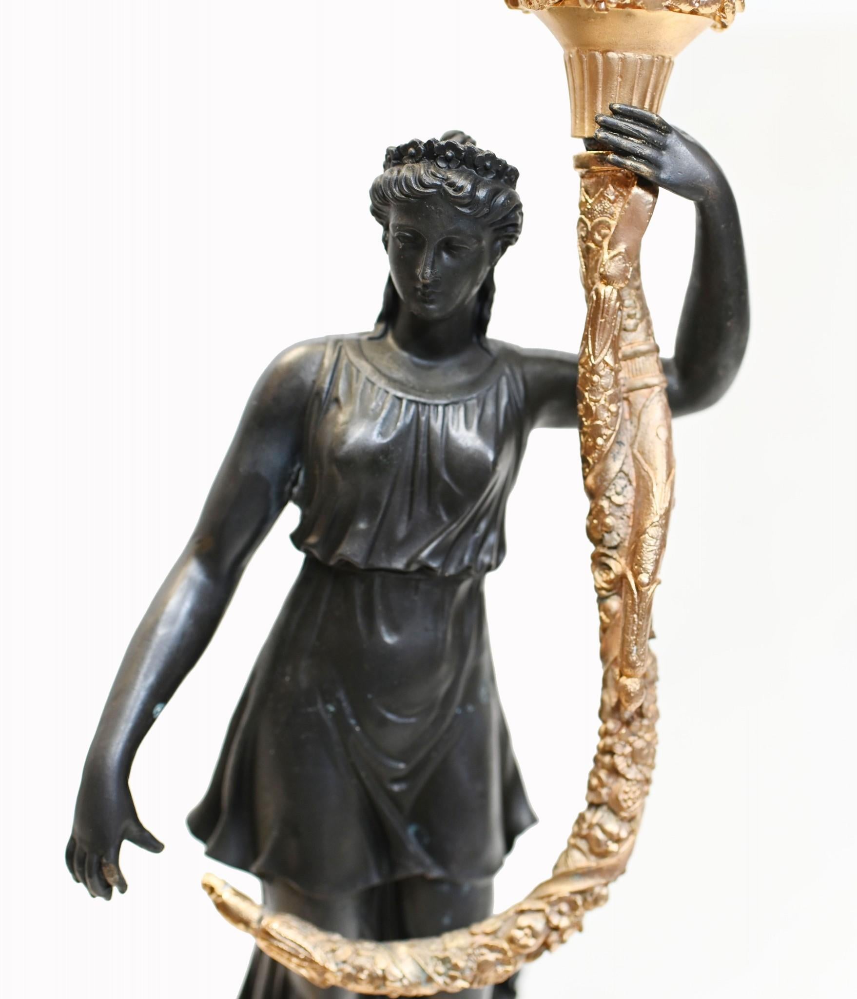 Coppia di candelabri francesi in bronzo Fanciulla Regency Classica Dorata in vendita 5