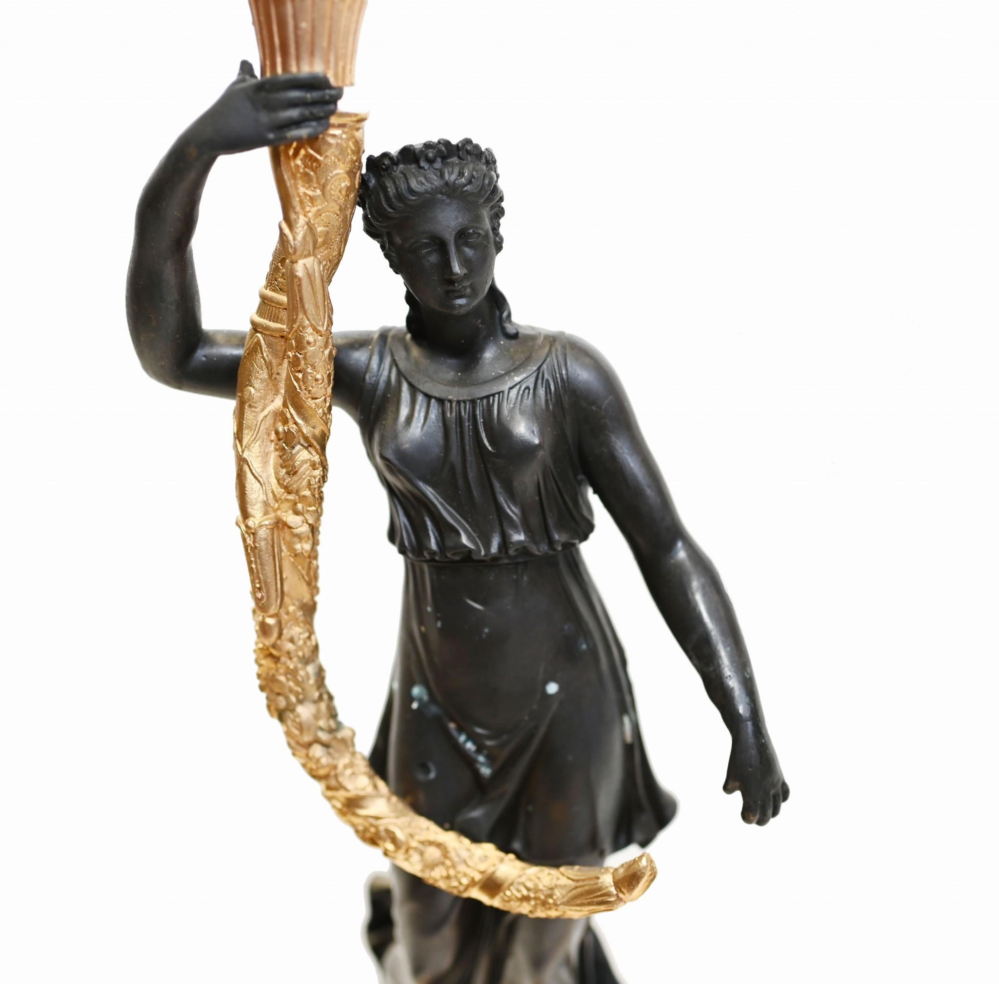 Coppia di candelabri francesi in bronzo Fanciulla Regency Classica Dorata in vendita 6
