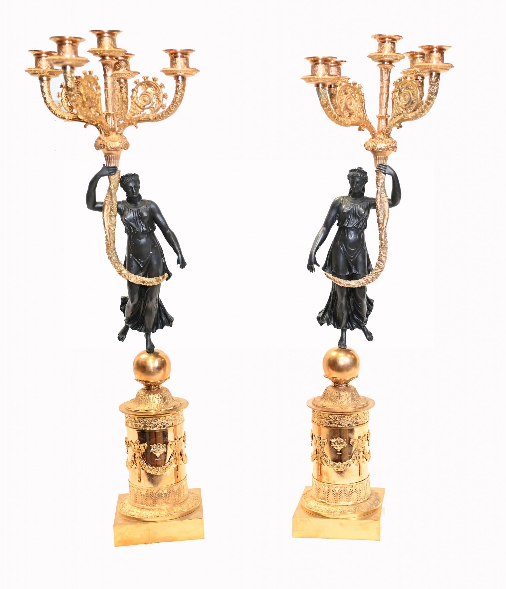 Coppia di candelabri francesi in bronzo Fanciulla Regency Classica Dorata in vendita 7