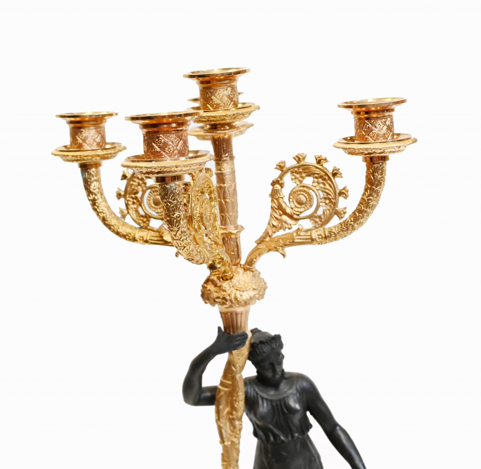 Coppia di candelabri francesi in bronzo Fanciulla Regency Classica Dorata in vendita 8
