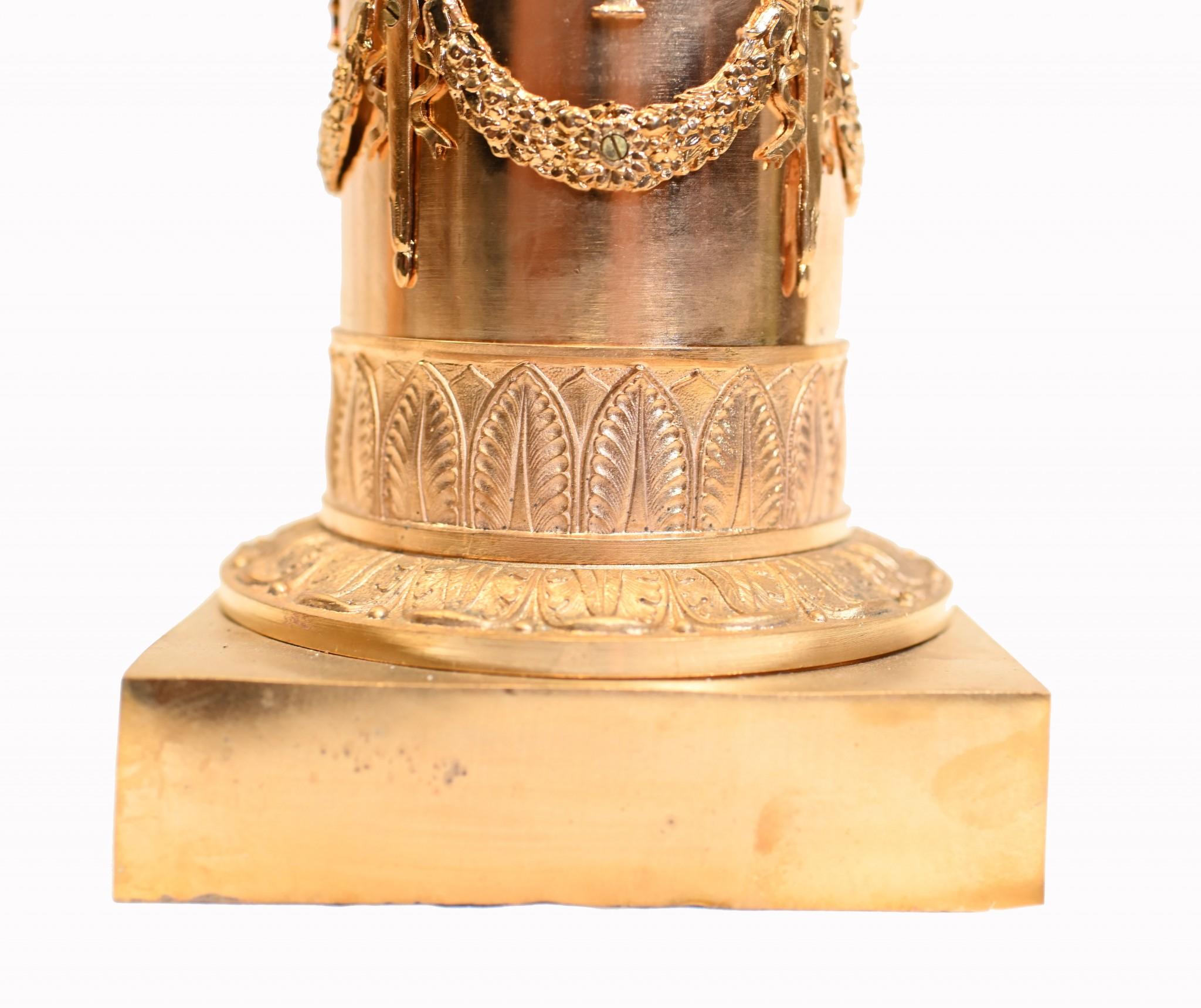 Coppia di candelabri francesi in bronzo Fanciulla Regency Classica Dorata in vendita 9