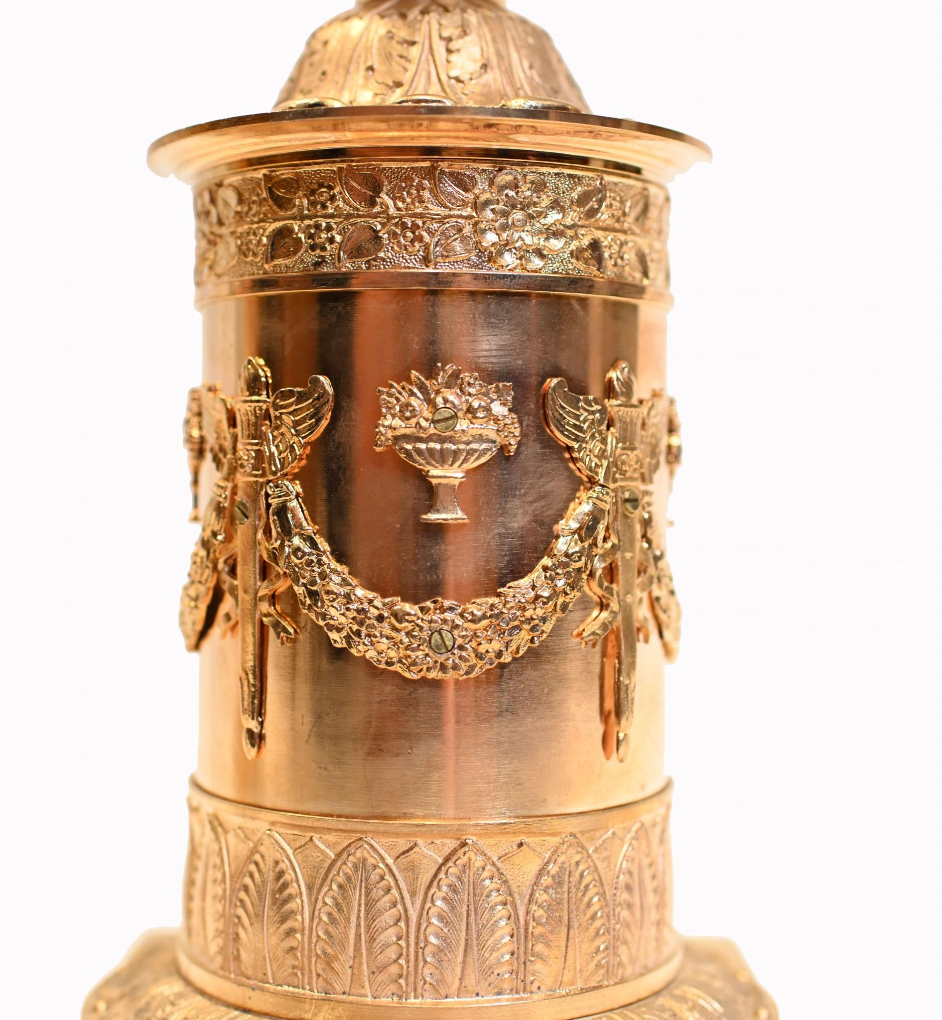 Coppia di candelabri francesi in bronzo Fanciulla Regency Classica Dorata in vendita 10