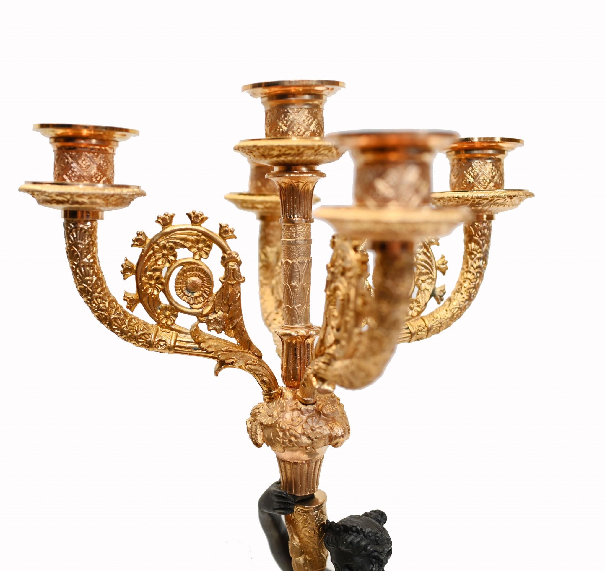 Fine XX secolo Coppia di candelabri francesi in bronzo Fanciulla Regency Classica Dorata in vendita