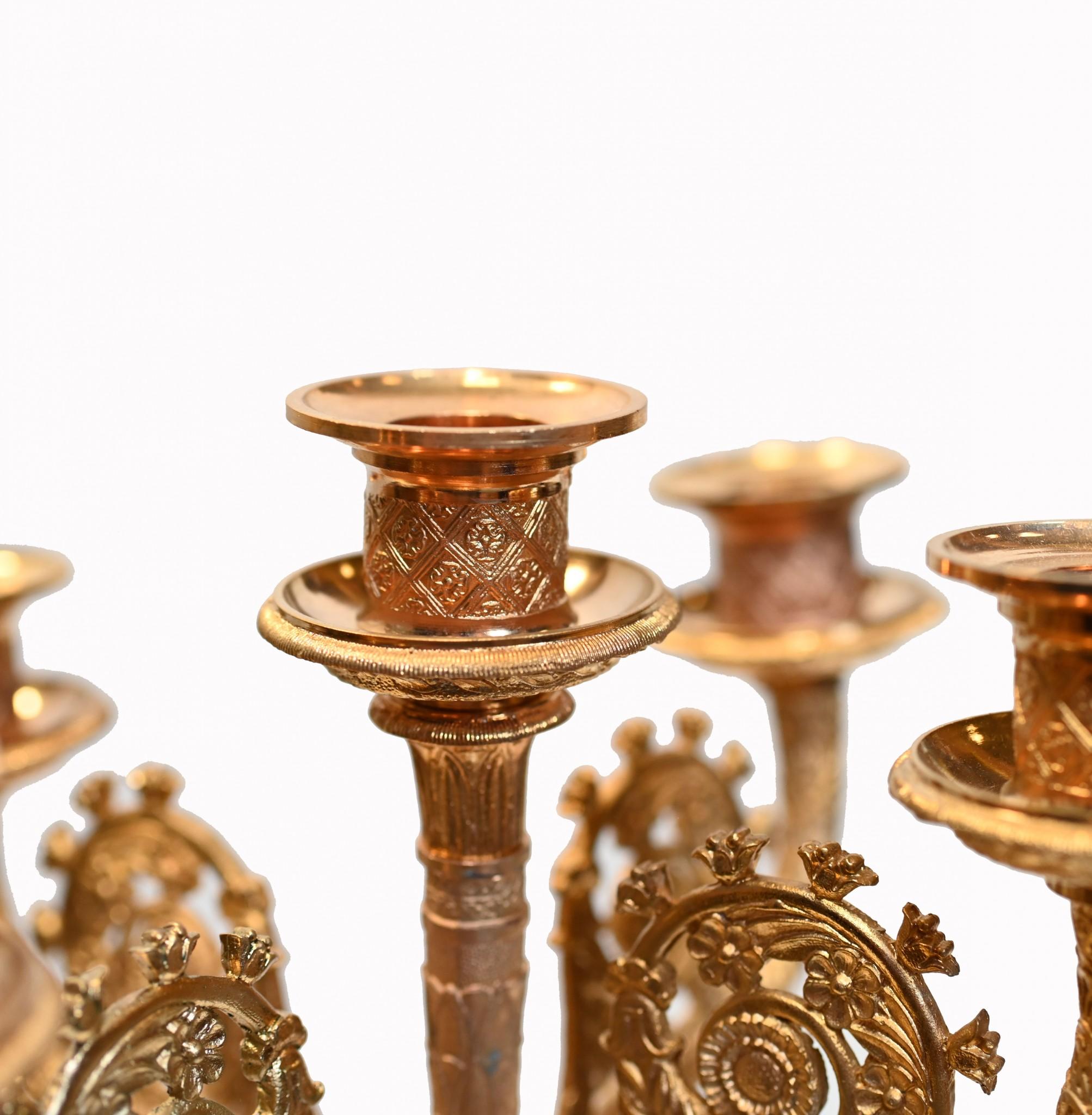 Bronzo Coppia di candelabri francesi in bronzo Fanciulla Regency Classica Dorata in vendita