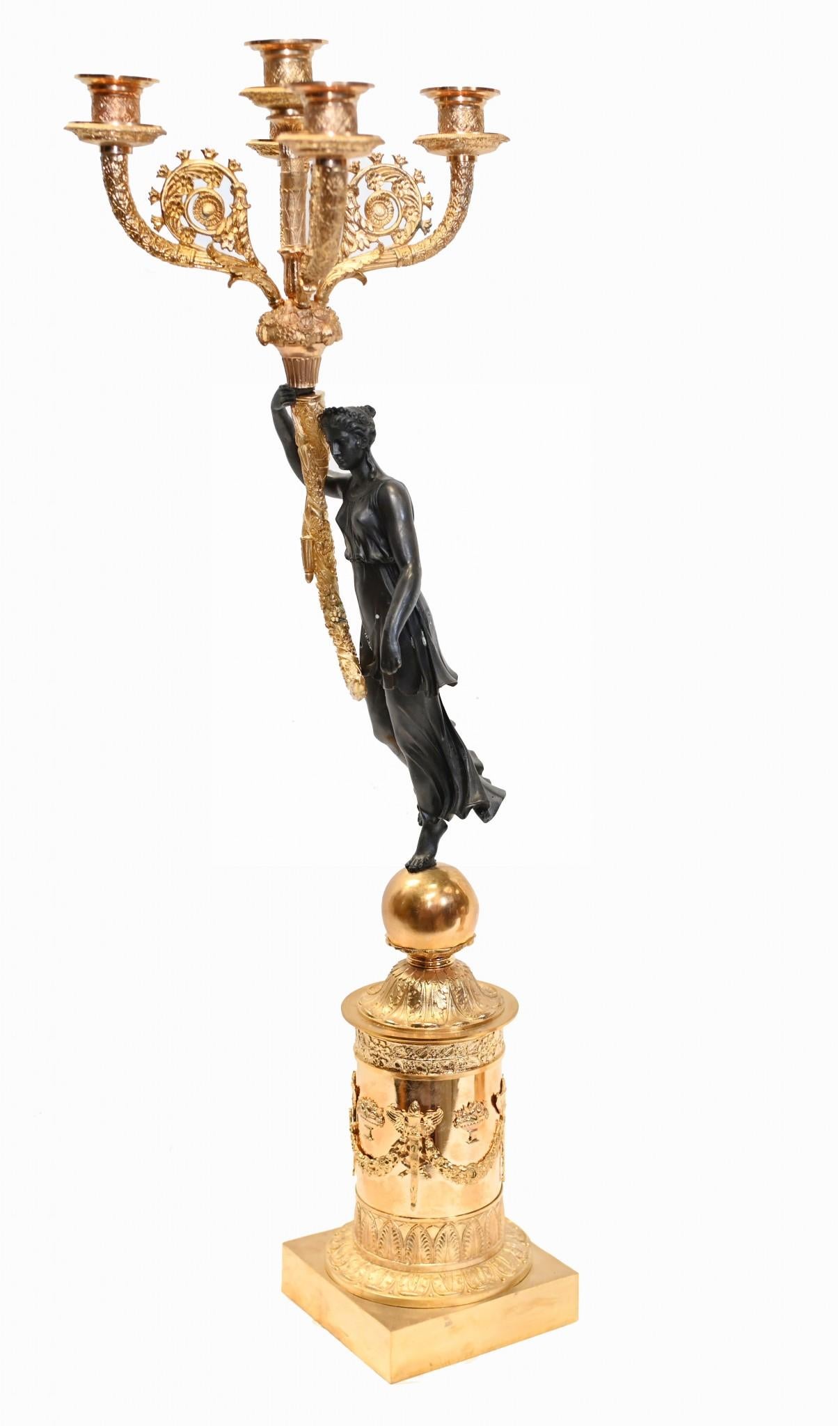 Coppia di candelabri francesi in bronzo Fanciulla Regency Classica Dorata in vendita 1