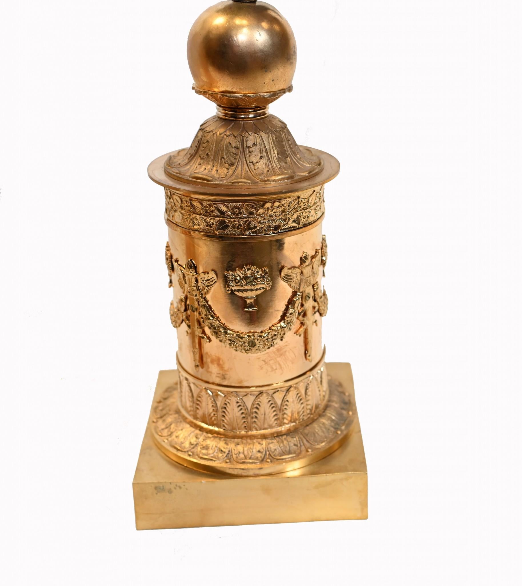 Coppia di candelabri francesi in bronzo Fanciulla Regency Classica Dorata in vendita 2