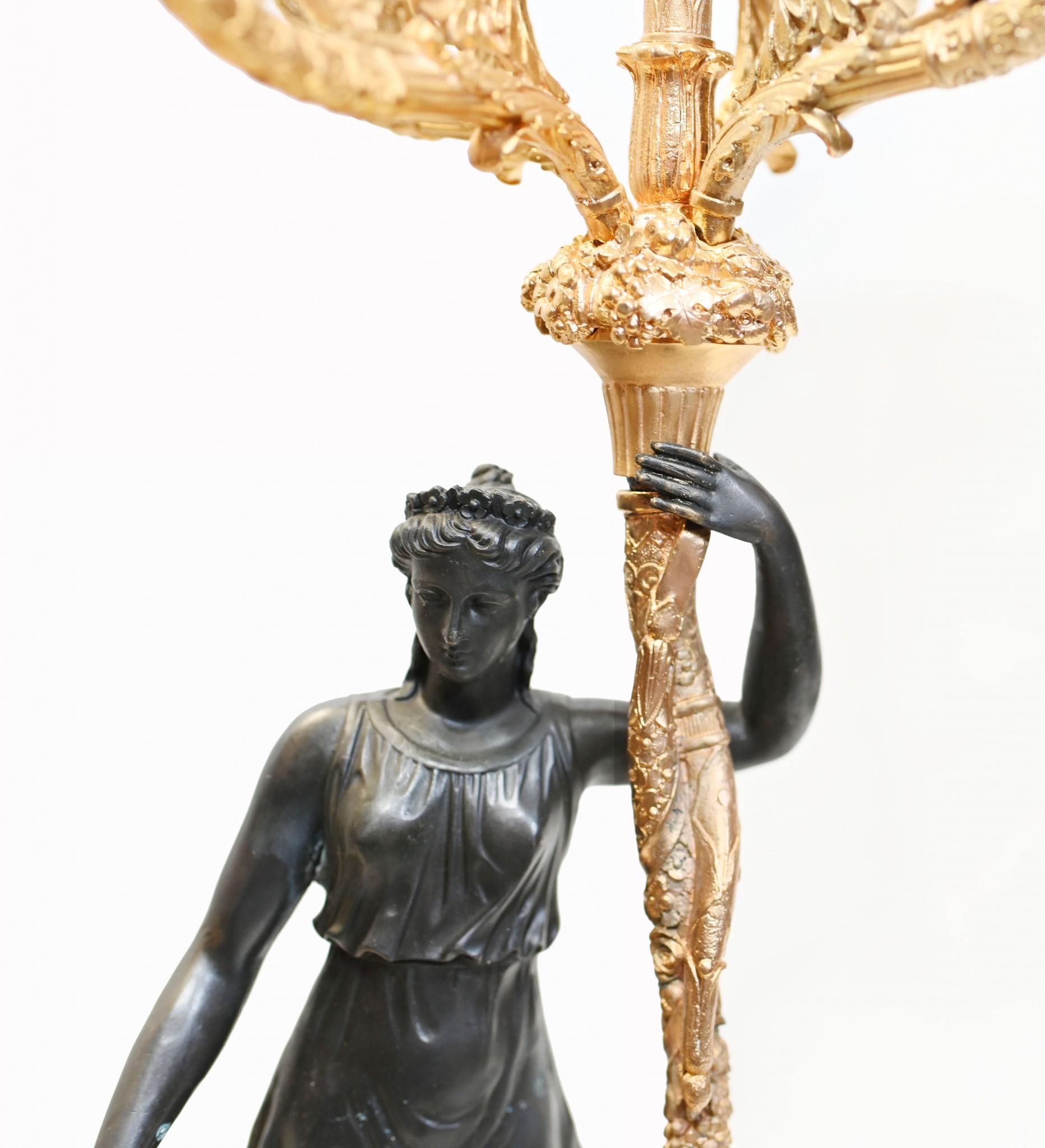 Coppia di candelabri francesi in bronzo Fanciulla Regency Classica Dorata in vendita 3