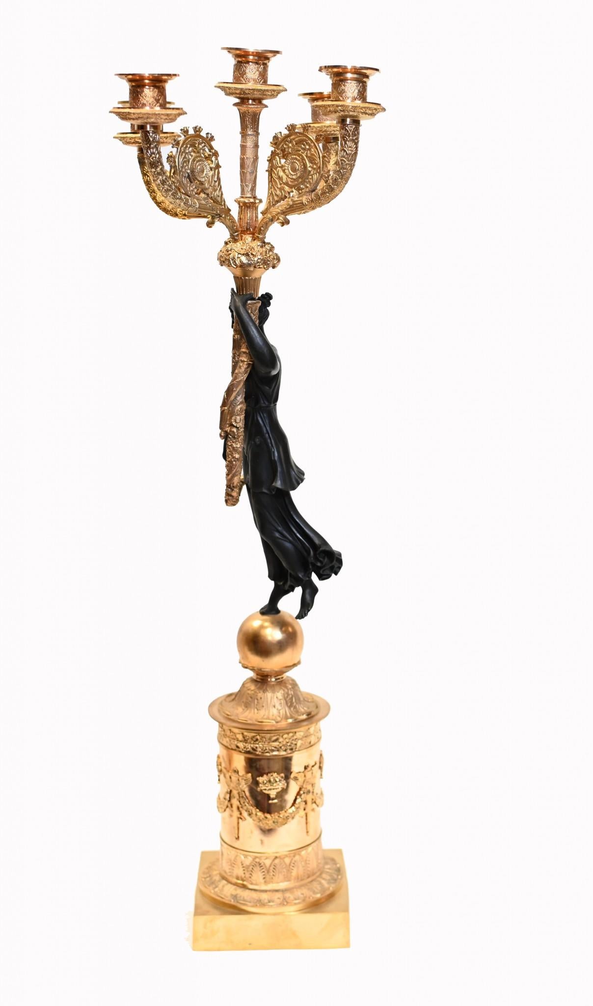 Coppia di candelabri francesi in bronzo Fanciulla Regency Classica Dorata in vendita 4