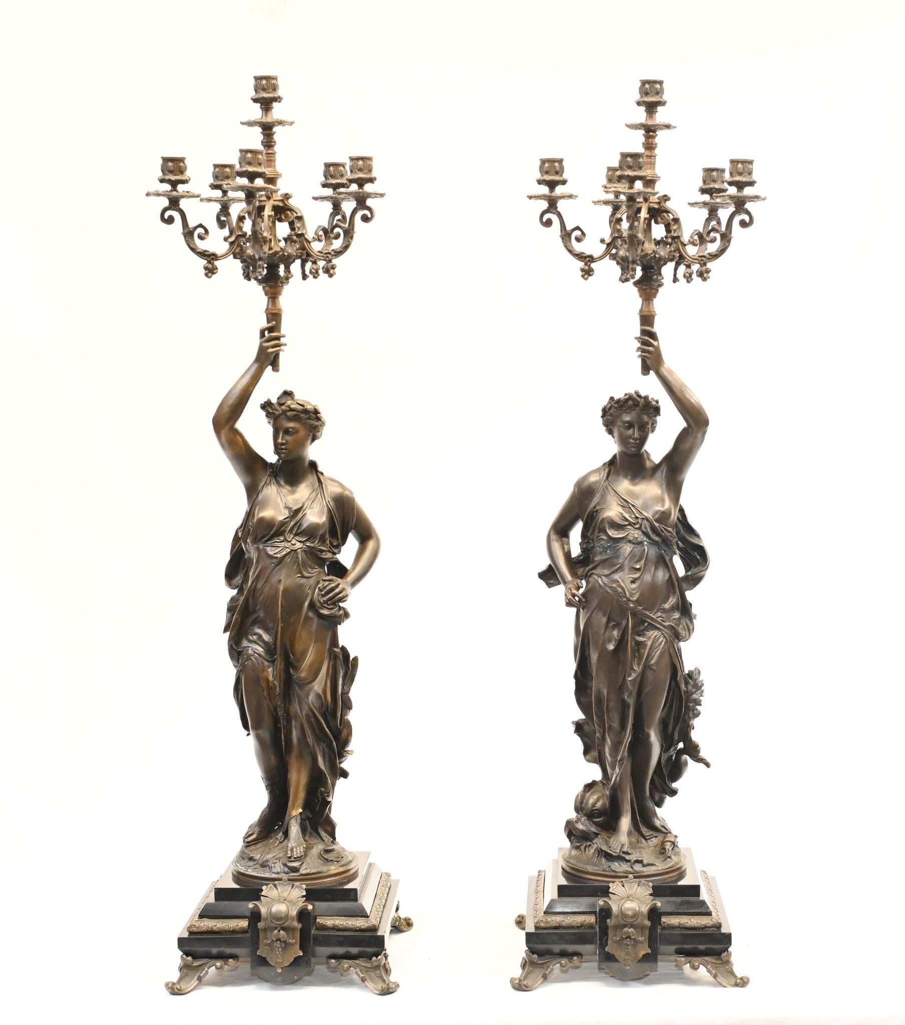 Atemberaubendes Paar französischer Bronze-Kandelaber von Gregoire
Jede Figur hält die fünf Zweigkerzen in die Höhe
Der Guss ist hervorragend und die Patina der Bronze ist wunderschön.
Beide sind über einen Meter groß - ein beeindruckendes Paar