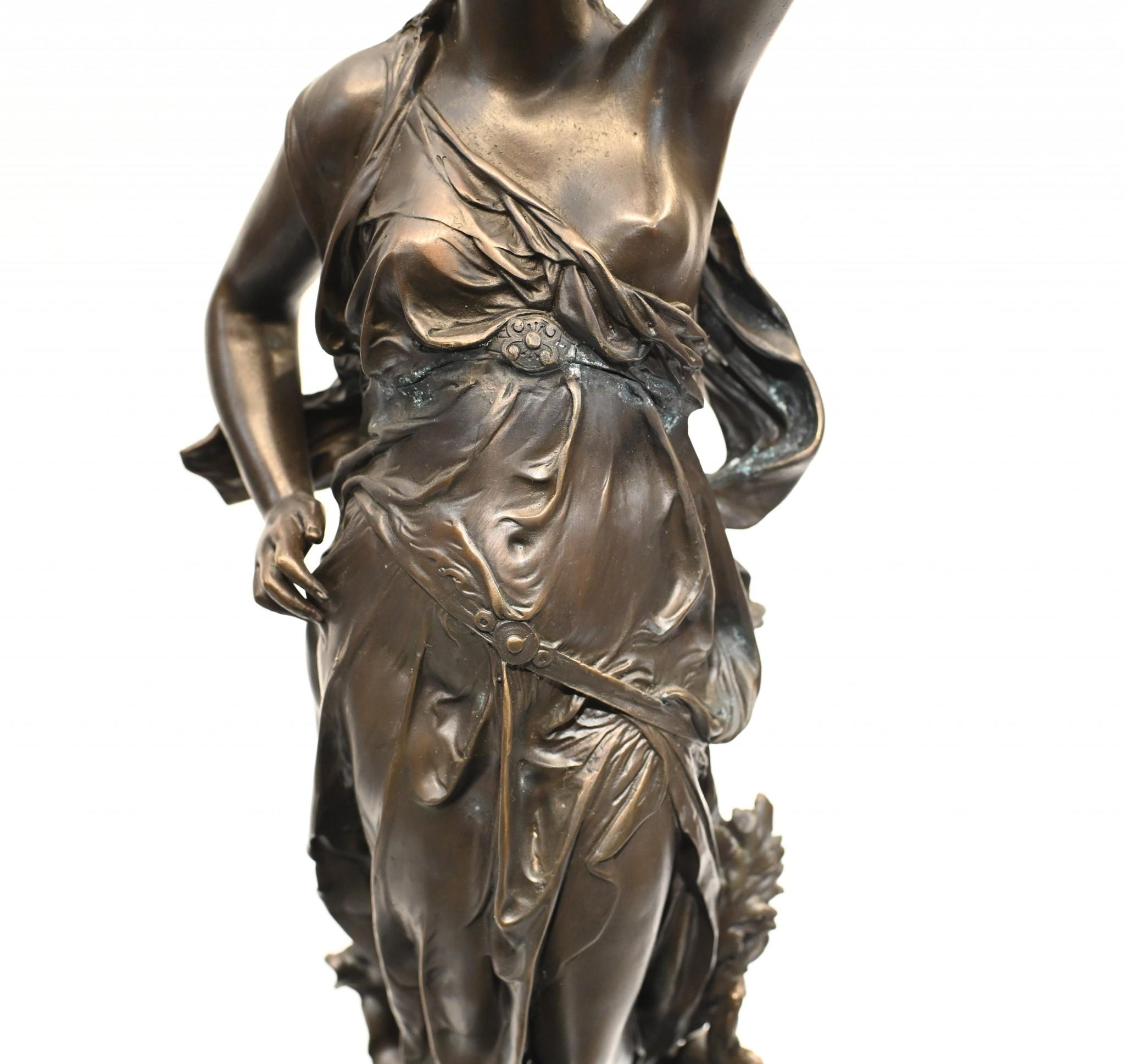 Pareja de candelabros franceses de bronce, firmados Gregoire Torcheres en venta 3