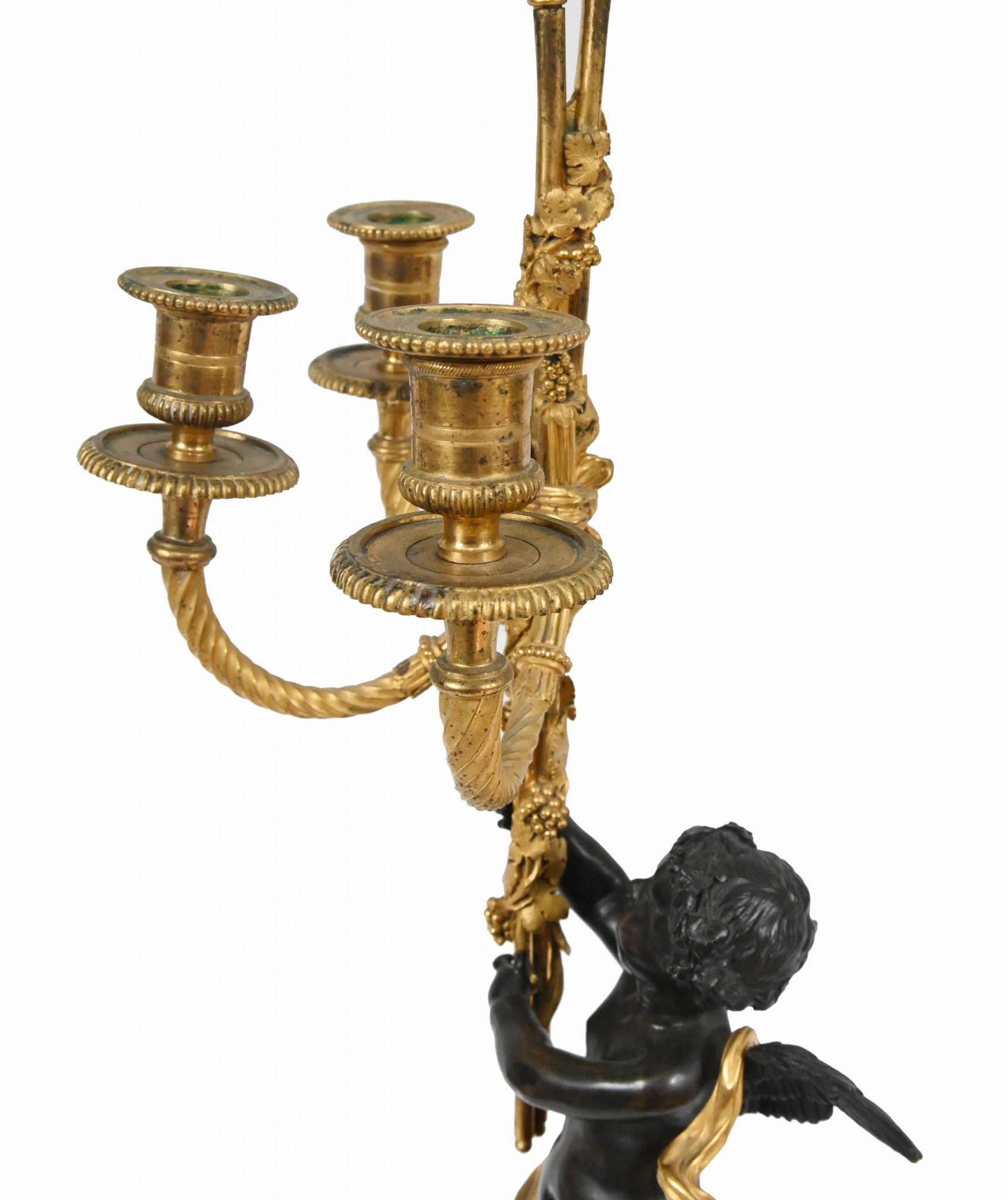 Stai visualizzando una splendida coppia di antichi candelabri a cherubino francesi
Dopo Clodion, sono alti più di due piedi e sono stati fusi in bronzo e ormolu
I classici cherubini paffuti sorreggono i candelabri a tre rami.
La datazione di questi