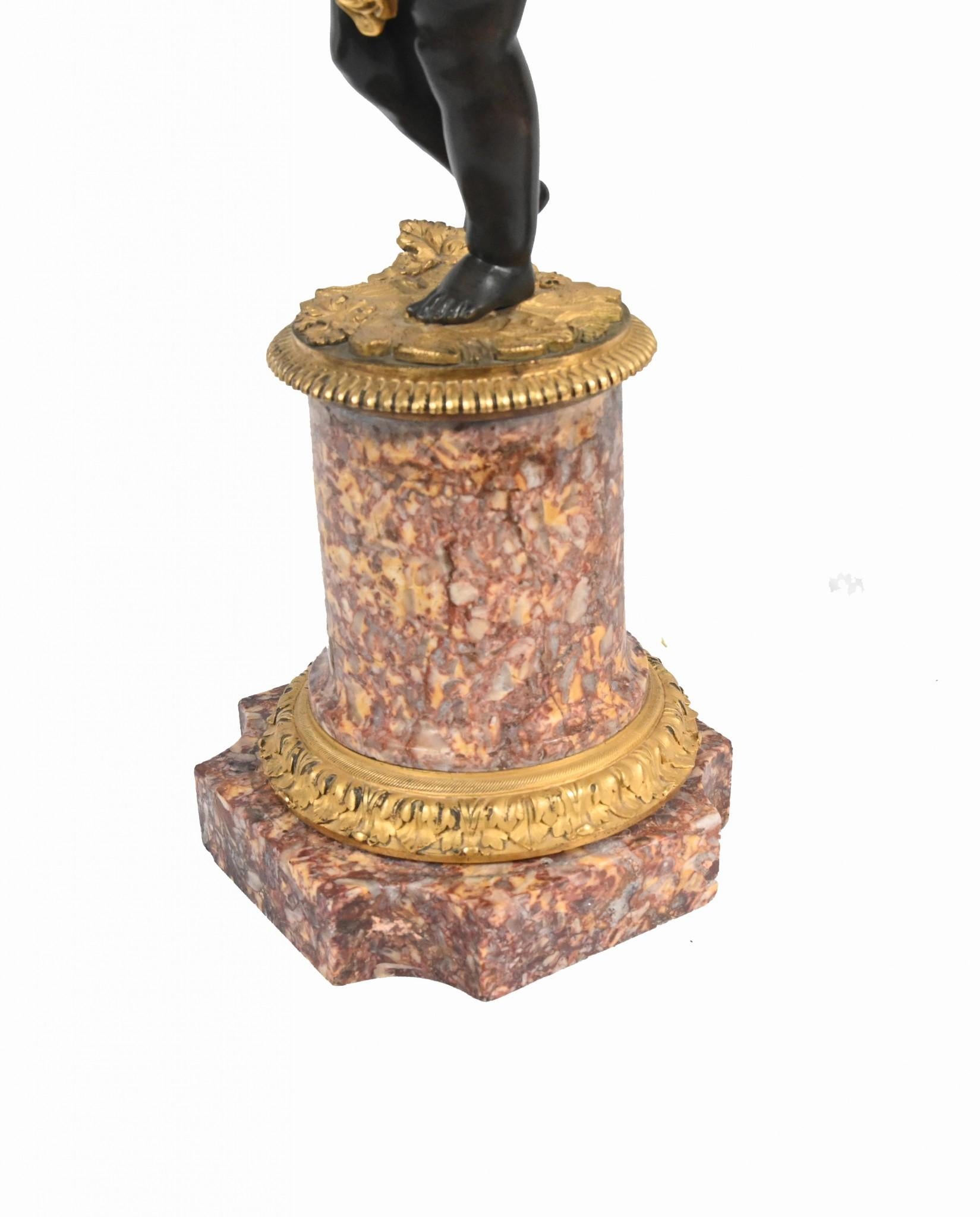 Coppia di candelabri Cherub in bronzo francese Clodion In condizioni buone in vendita a Potters Bar, GB