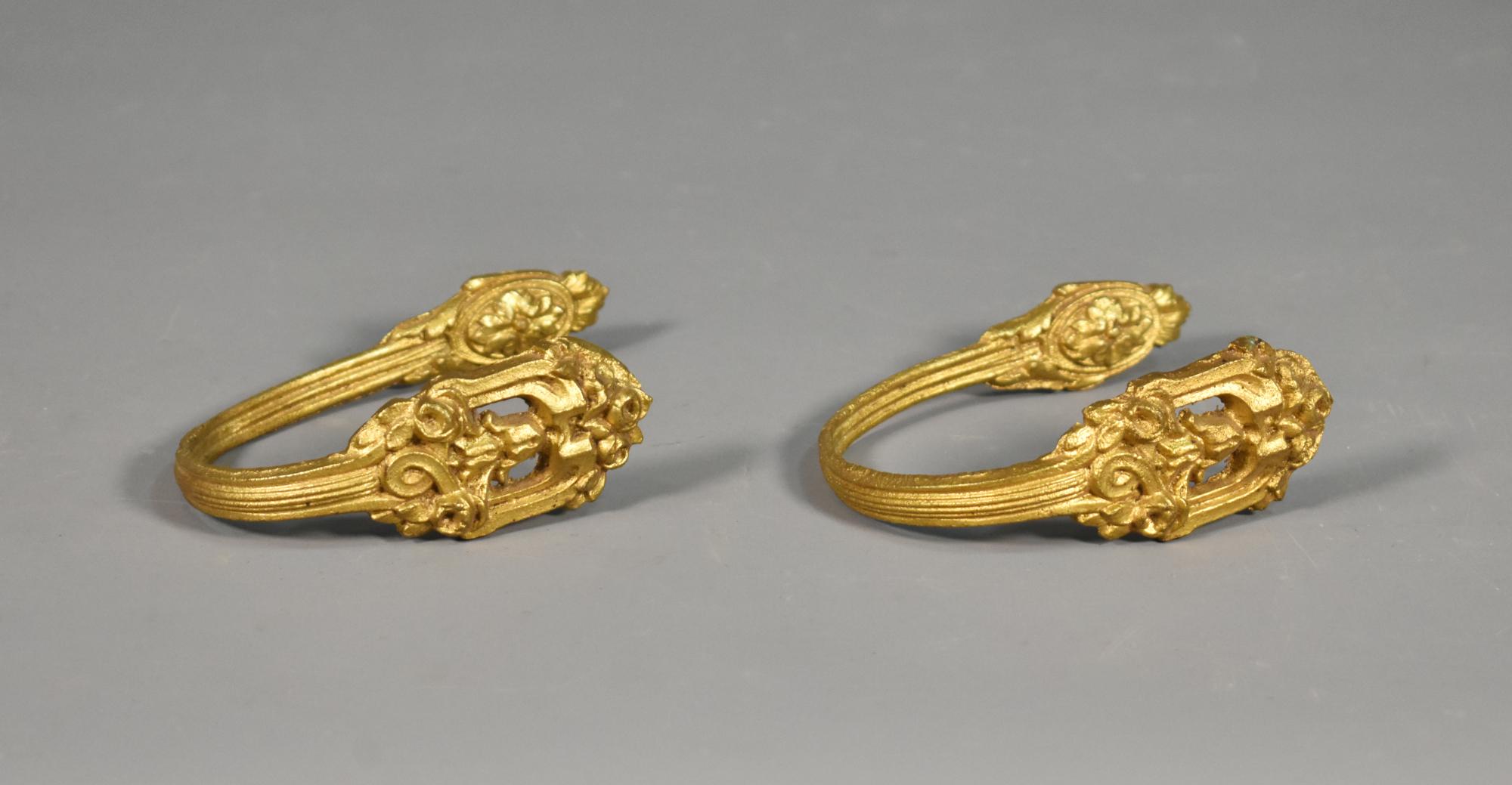 Coppia di fermatende francesi in bronzo in stile Luigi XVI 

Una coppia coordinata di fermatende francesi in bronzo dorato. 

I fermacravatte sono decorati con motivi floreali e un braccio delicatamente aperto per tenere le tende in posizione.