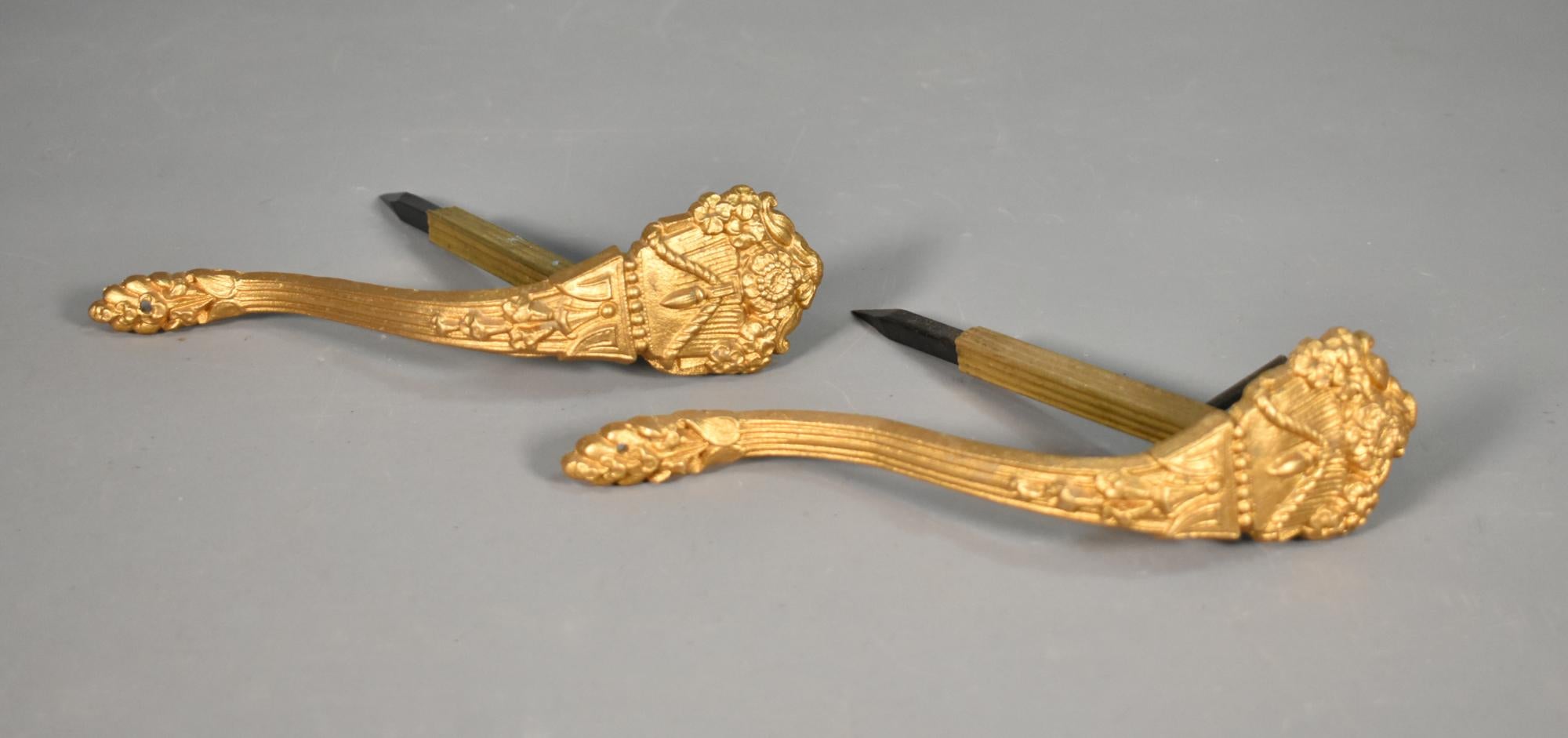 Coppia di fermatende francesi in bronzo in stile Luigi XVI
 
Questa coppia di fermatenda decorativi in bronzo dorato presenta intricati motivi floreali e di corda con una fusione ben definita.
 
In ottime condizioni, questi eleganti fermacravatte