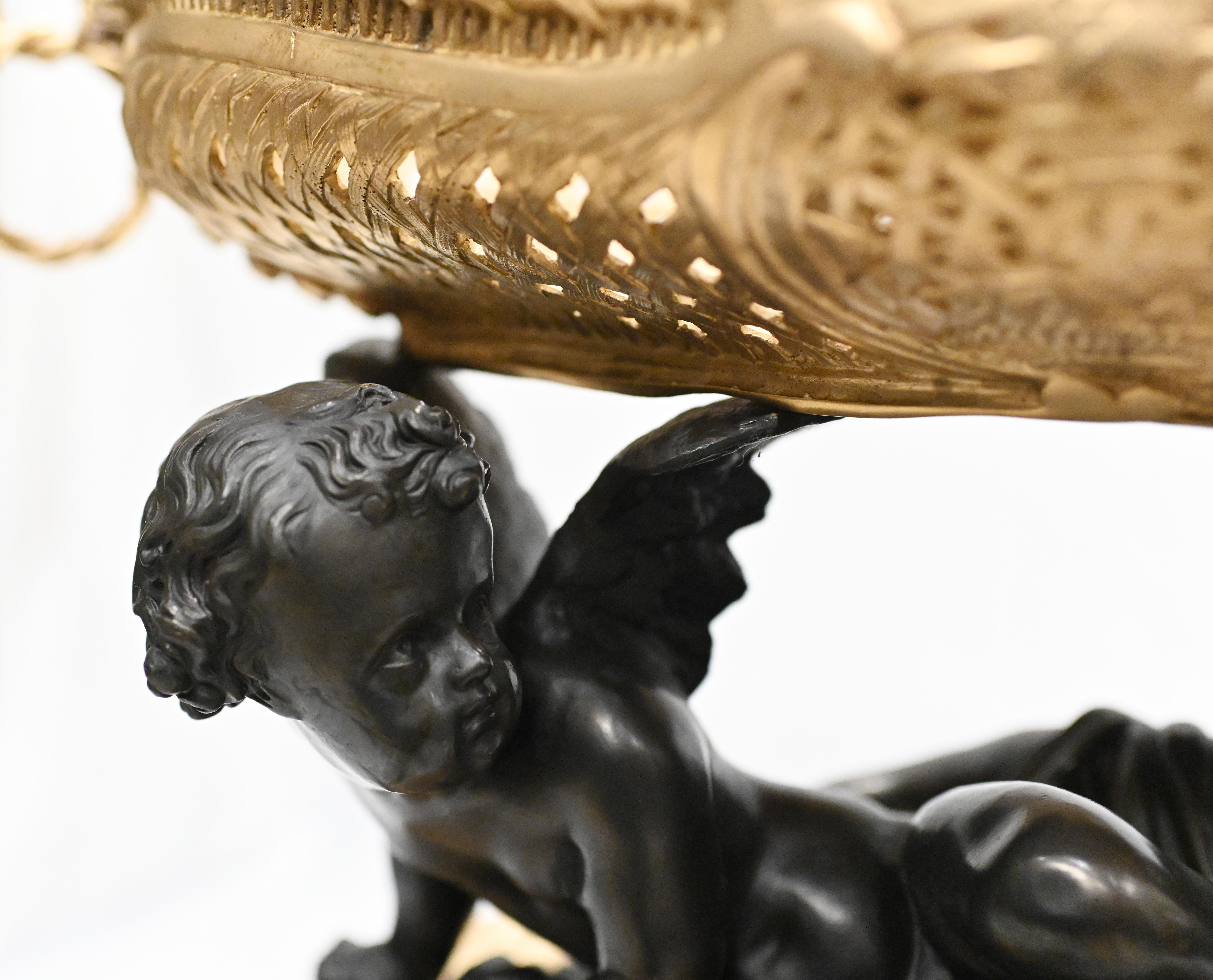 Pair French Bronze Ormolu Cherub Tazza Dishes Bowls Clodion In Good Condition For Sale In Potters Bar, GB