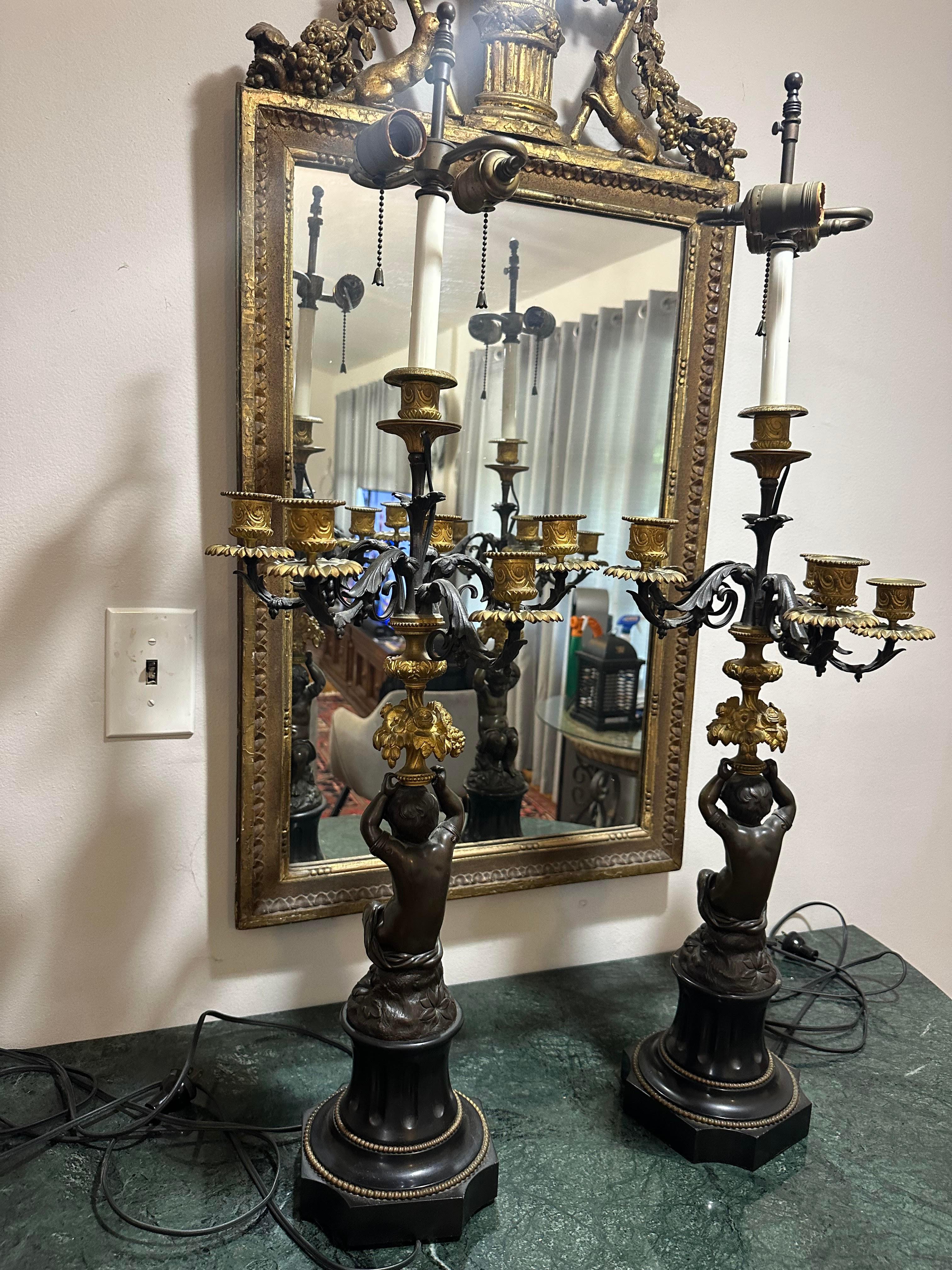 Pareja de lámparas de sobremesa francesas de pizarra bronceada y dorada con detalle de querubín putti en venta 3