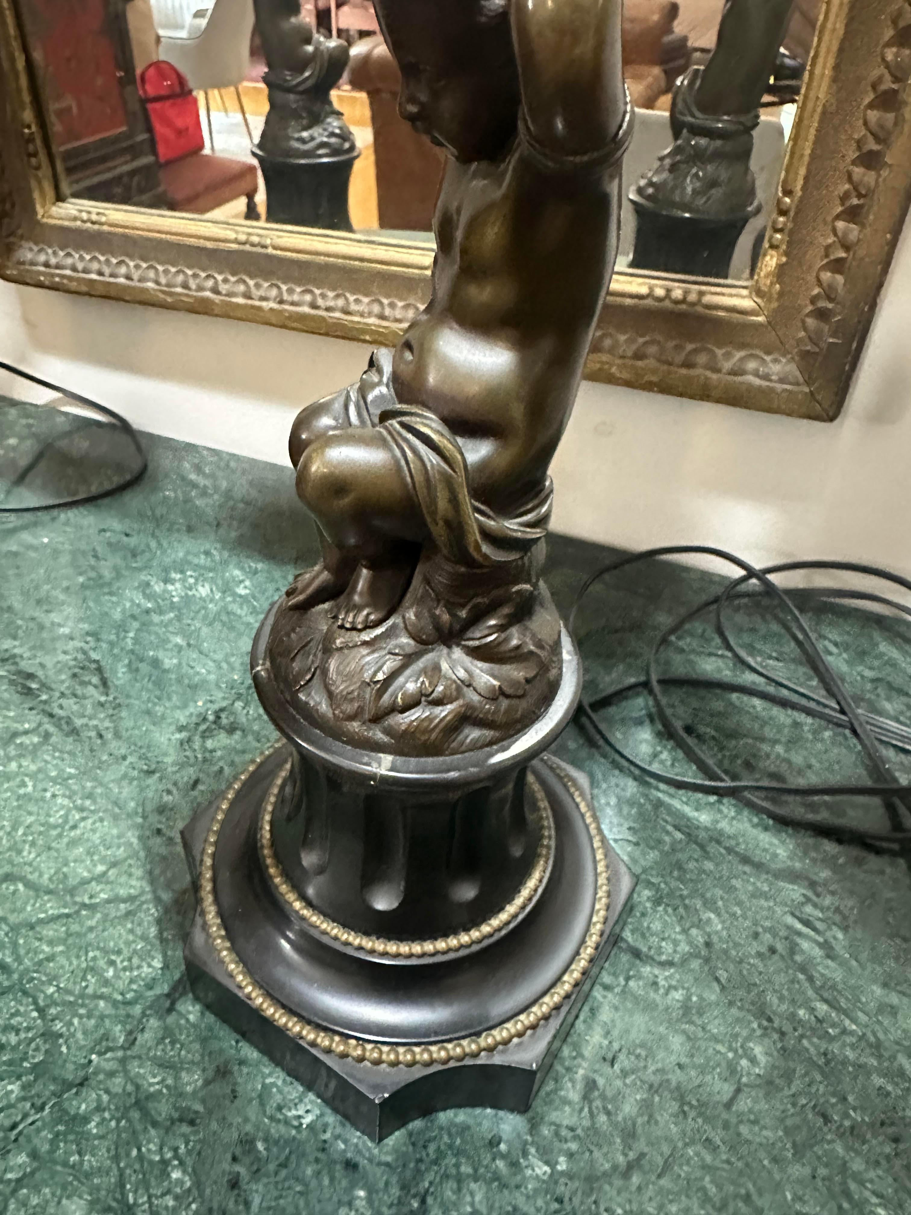 Pareja de lámparas de sobremesa francesas de pizarra bronceada y dorada con detalle de querubín putti en venta 4