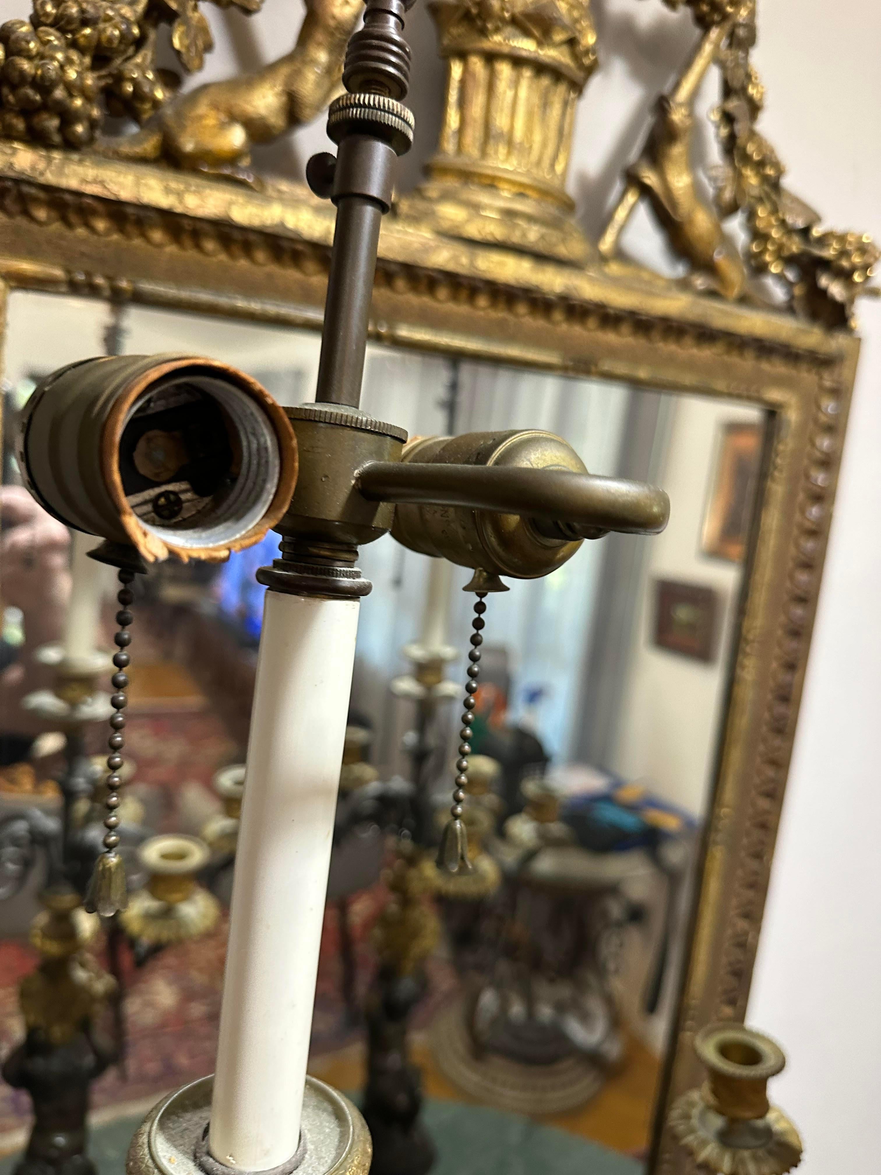 Pareja de lámparas de sobremesa francesas de pizarra bronceada y dorada con detalle de querubín putti en venta 6