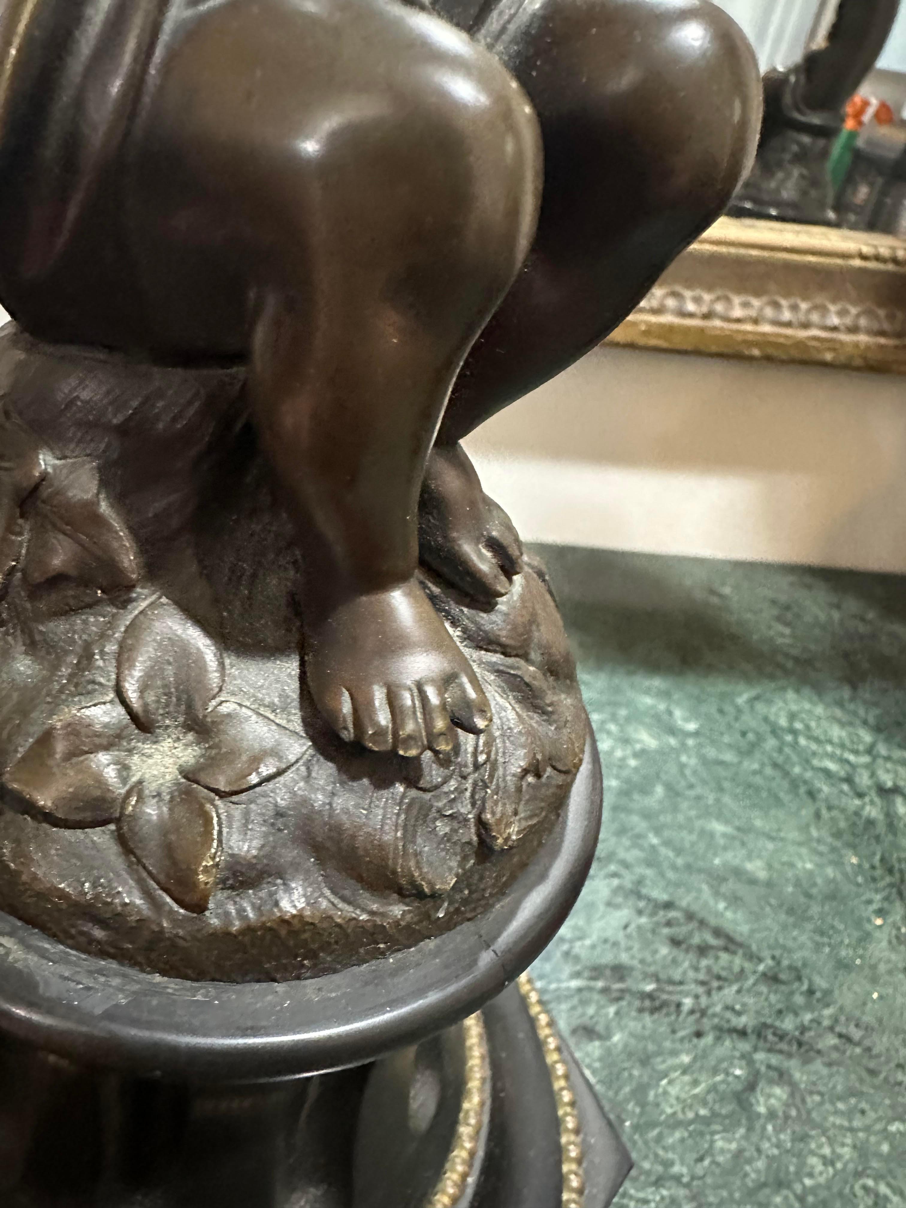 Pareja de lámparas de sobremesa francesas de pizarra bronceada y dorada con detalle de querubín putti Renacimiento neoclásico en venta