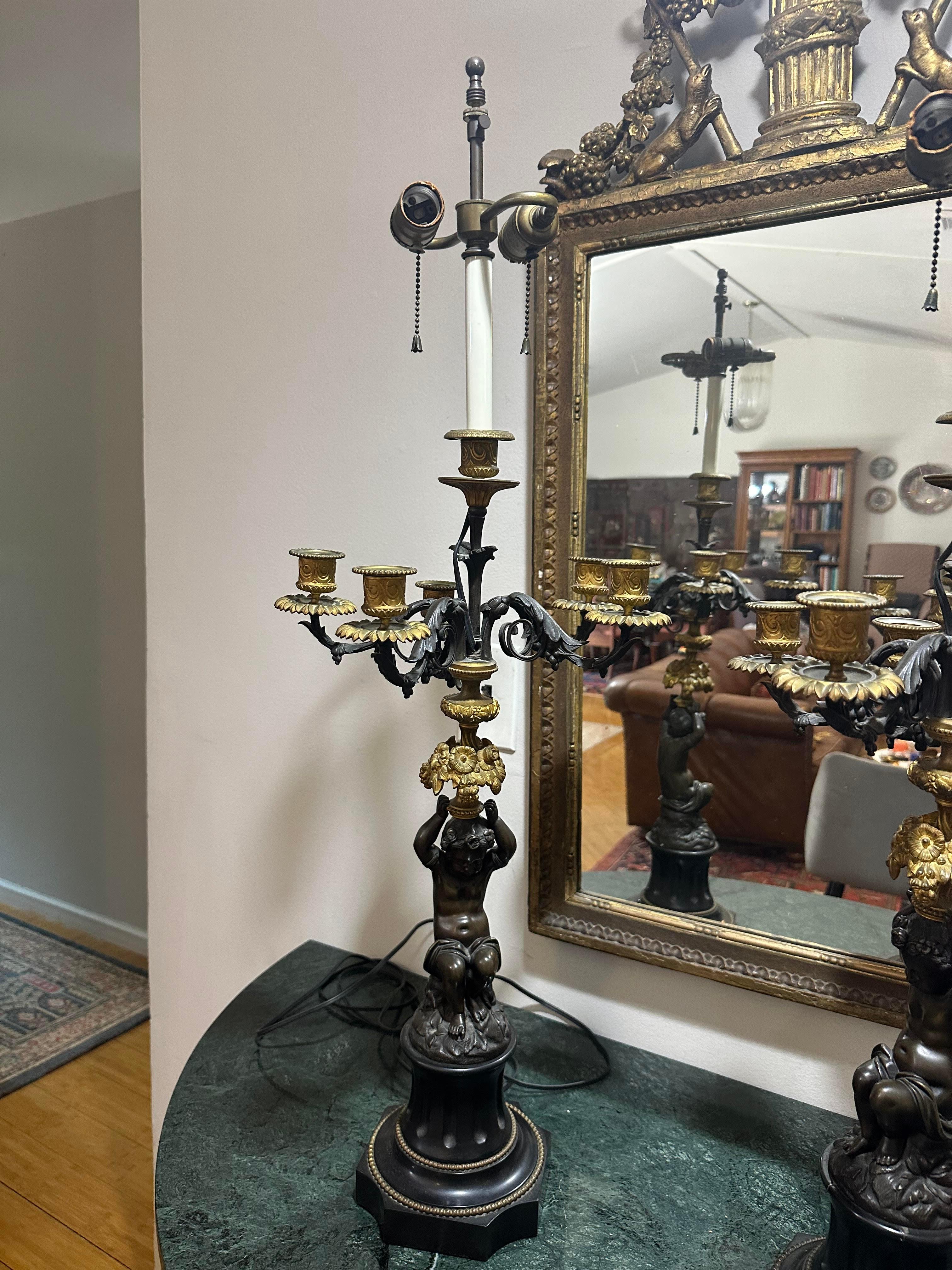 Pareja de lámparas de sobremesa francesas de pizarra bronceada y dorada con detalle de querubín putti en Bueno estado para la venta en Swedesboro, NJ