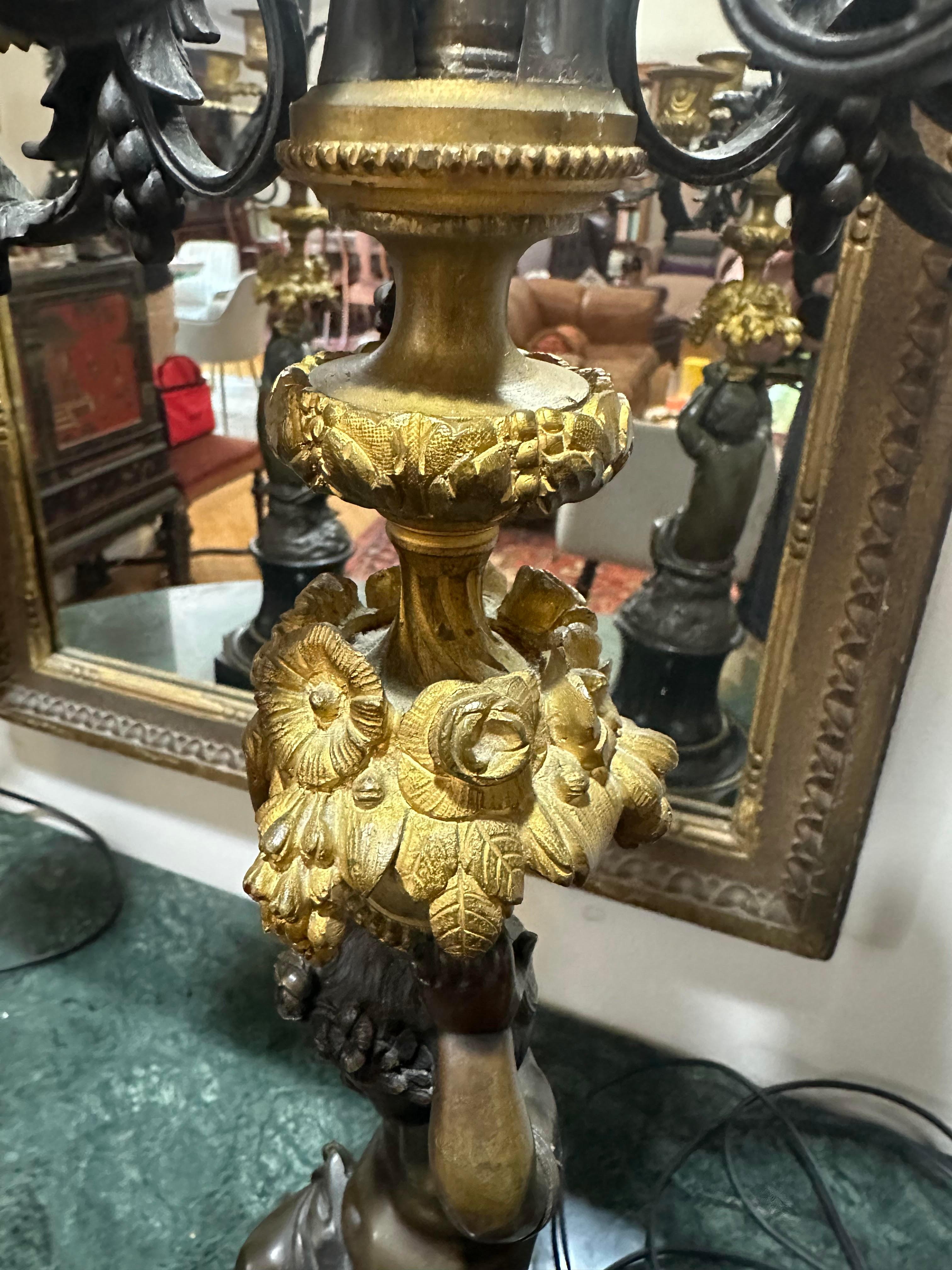 Pareja de lámparas de sobremesa francesas de pizarra bronceada y dorada con detalle de querubín putti Bronce en venta