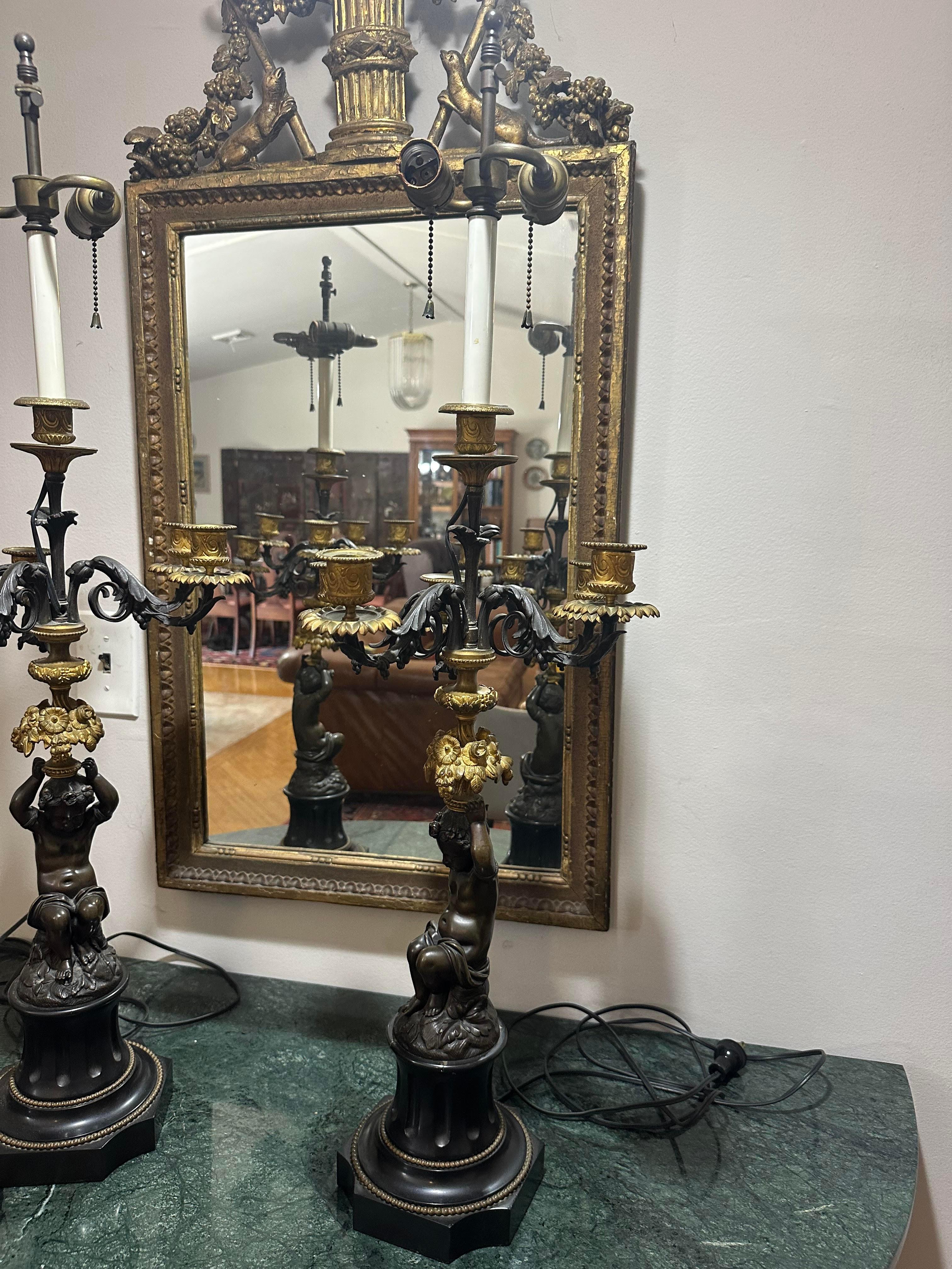 Pareja de lámparas de sobremesa francesas de pizarra bronceada y dorada con detalle de querubín putti en venta 1