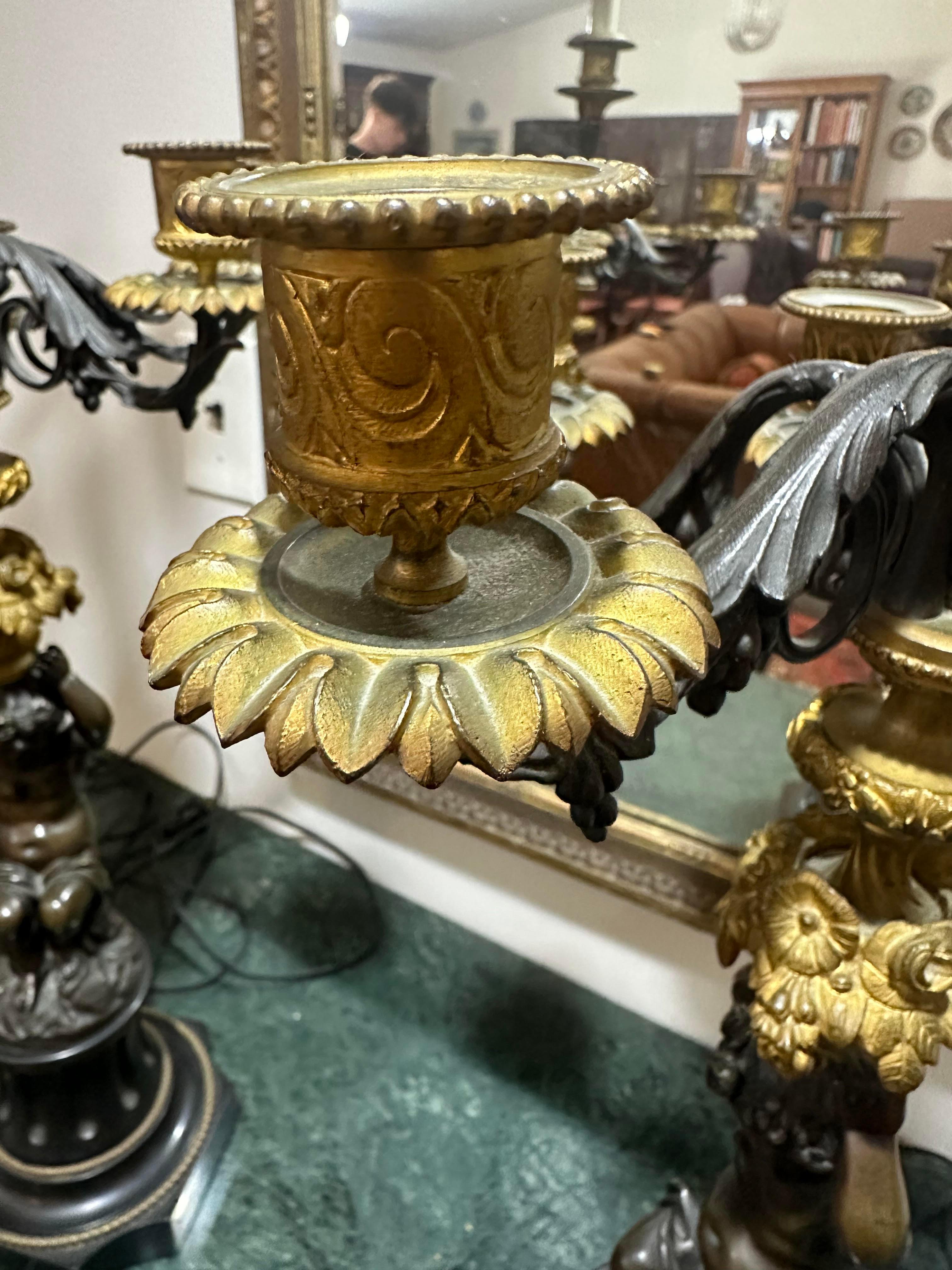 Pareja de lámparas de sobremesa francesas de pizarra bronceada y dorada con detalle de querubín putti en venta 2
