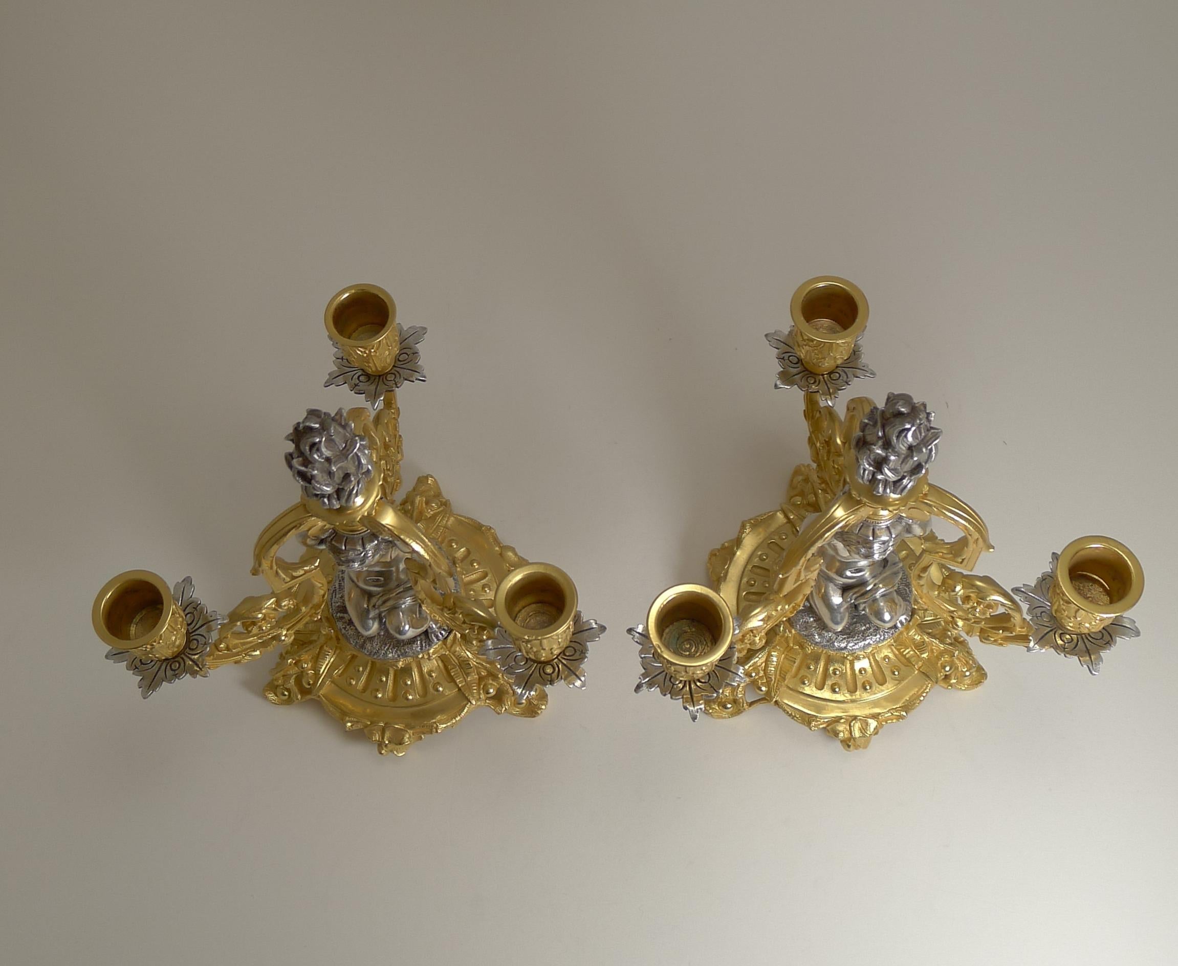 Chandeliers / Candélabres français en bronze à trois branches:: Chérubins:: vers 1870:: Paire en vente 2