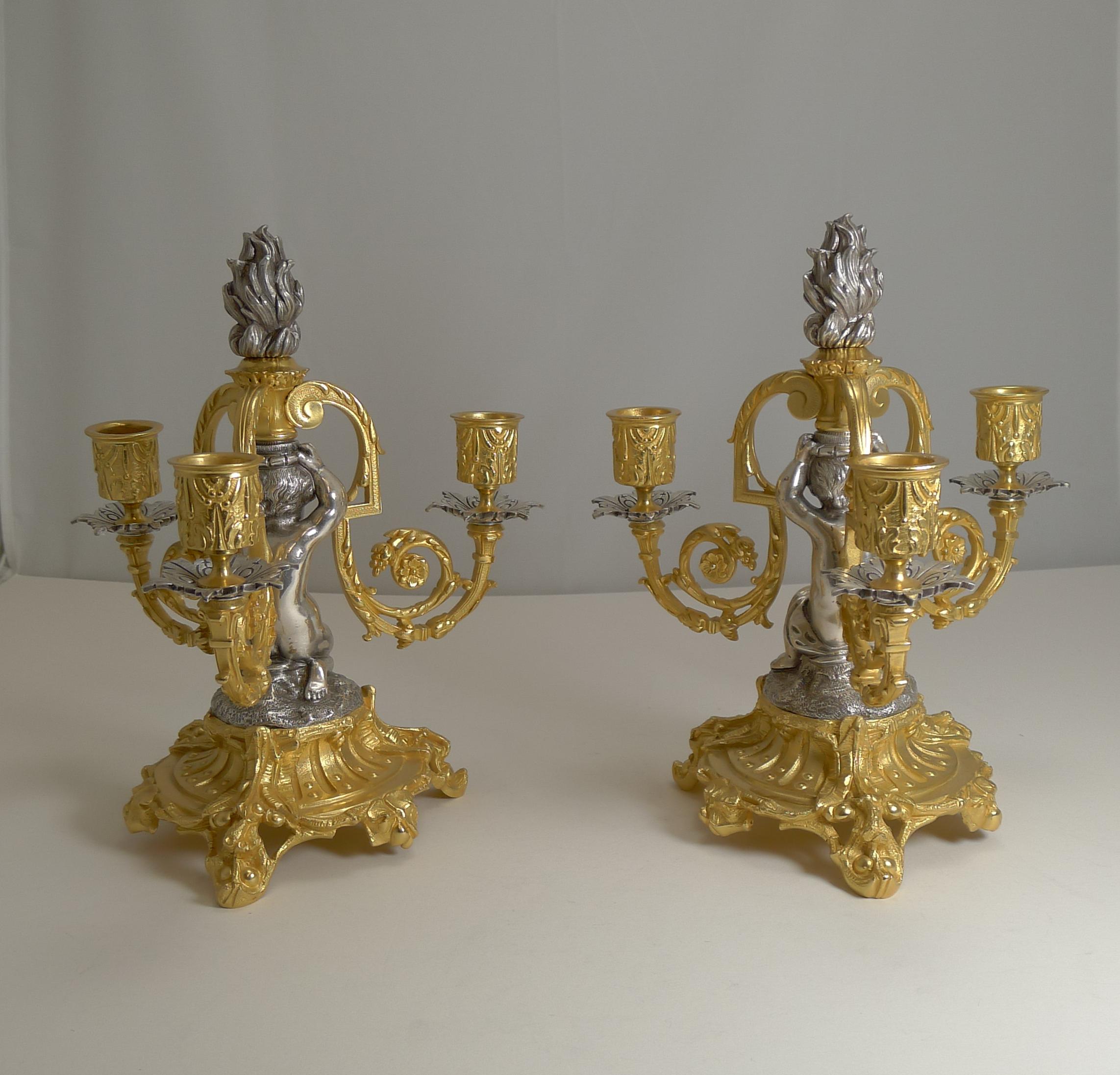 Chandeliers / Candélabres français en bronze à trois branches:: Chérubins:: vers 1870:: Paire Bon état - En vente à Bath, GB