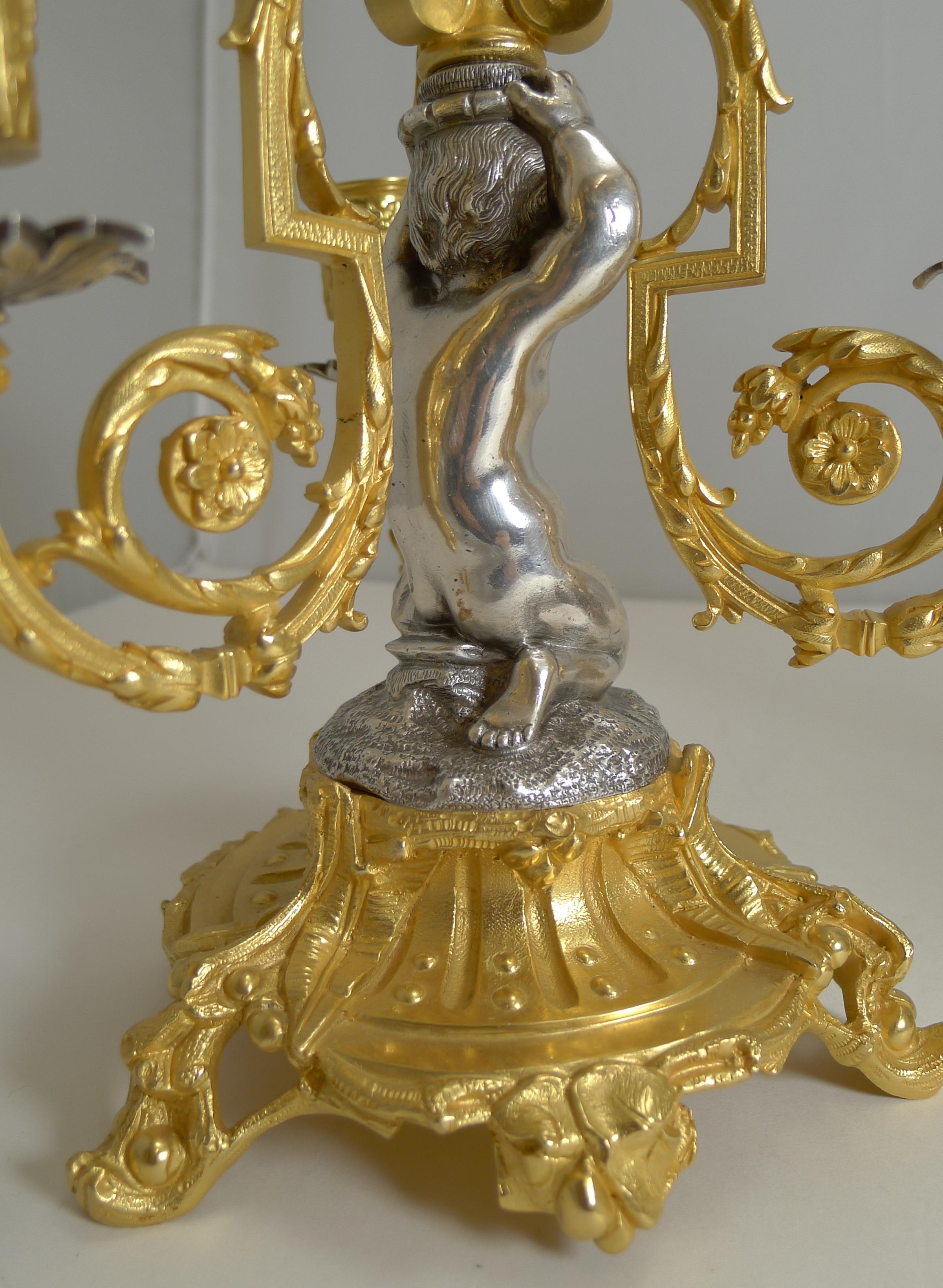 Fin du XIXe siècle Chandeliers / Candélabres français en bronze à trois branches:: Chérubins:: vers 1870:: Paire en vente