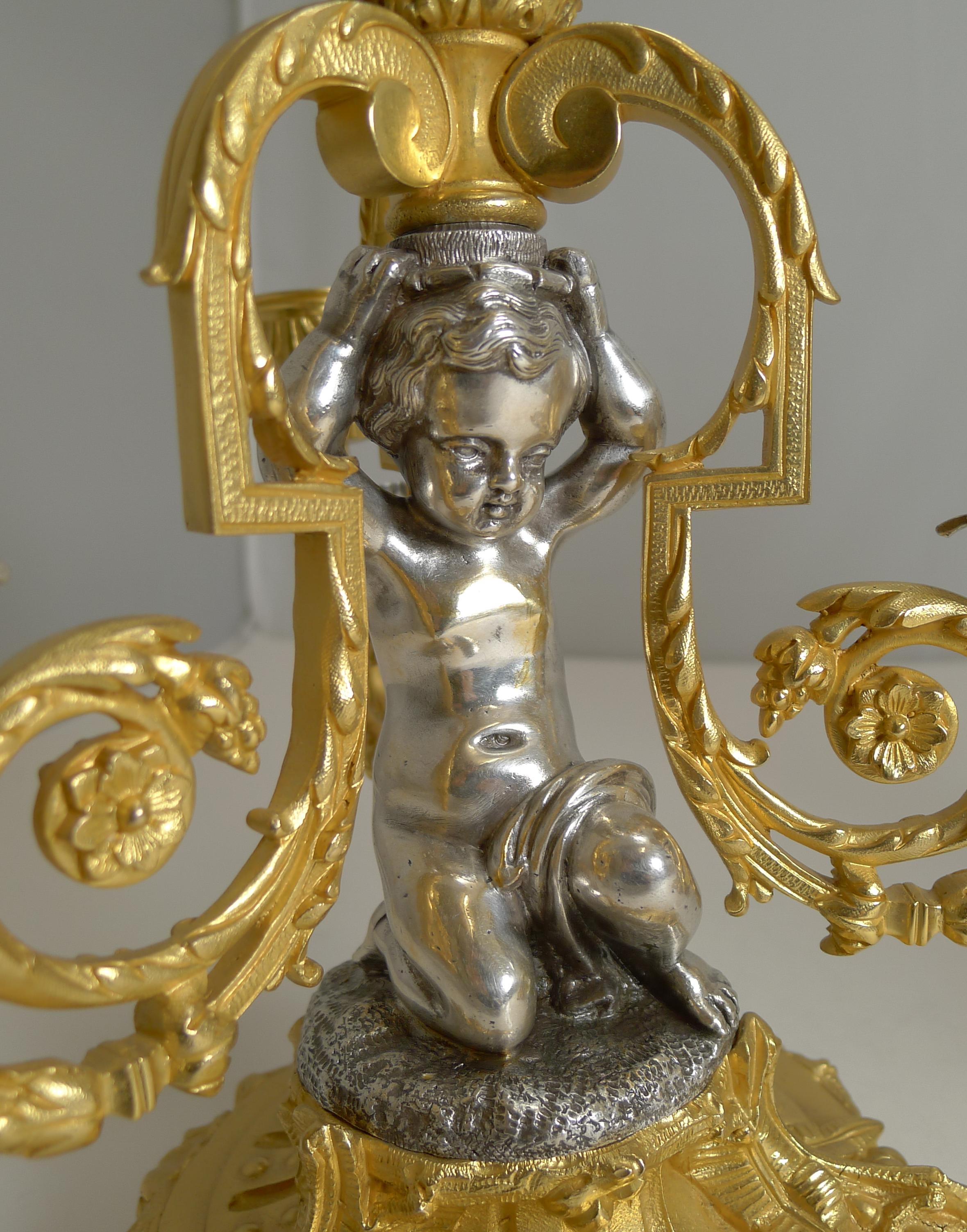 Bronze Chandeliers / Candélabres français en bronze à trois branches:: Chérubins:: vers 1870:: Paire en vente