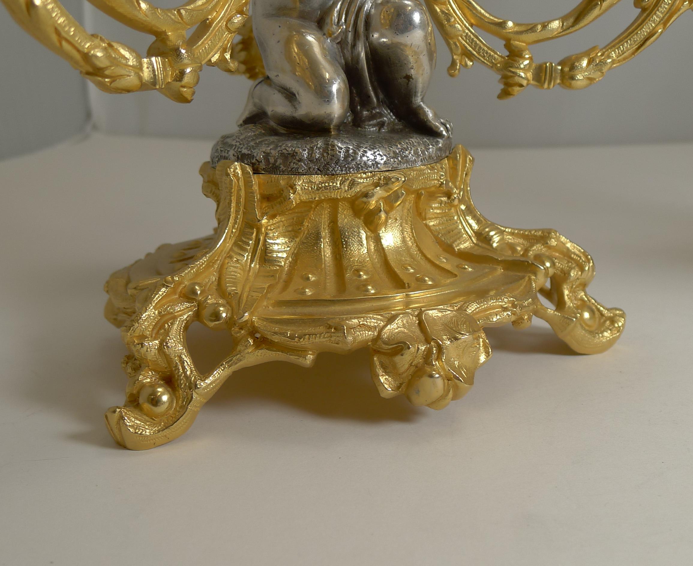 Chandeliers / Candélabres français en bronze à trois branches:: Chérubins:: vers 1870:: Paire en vente 1