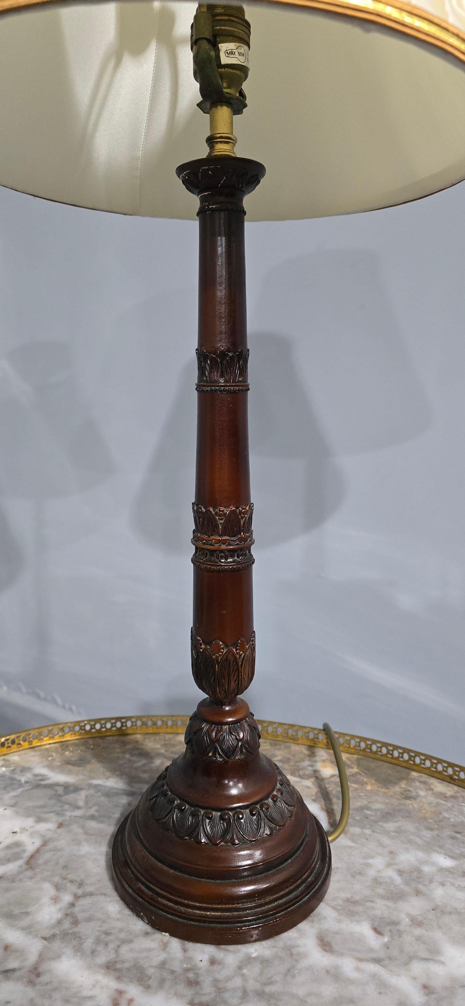 Excelente par de lámparas de sobremesa de metal bronceado, en excelente estado general.

21