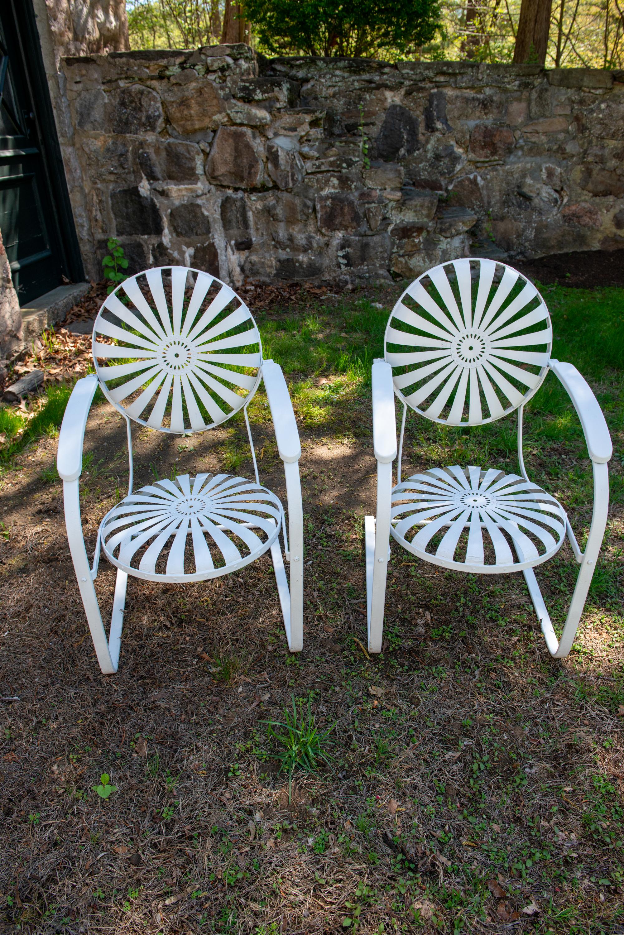 Paar französische freitragende Gartenarmlehnstühle von Francois Carre (Art déco) im Angebot
