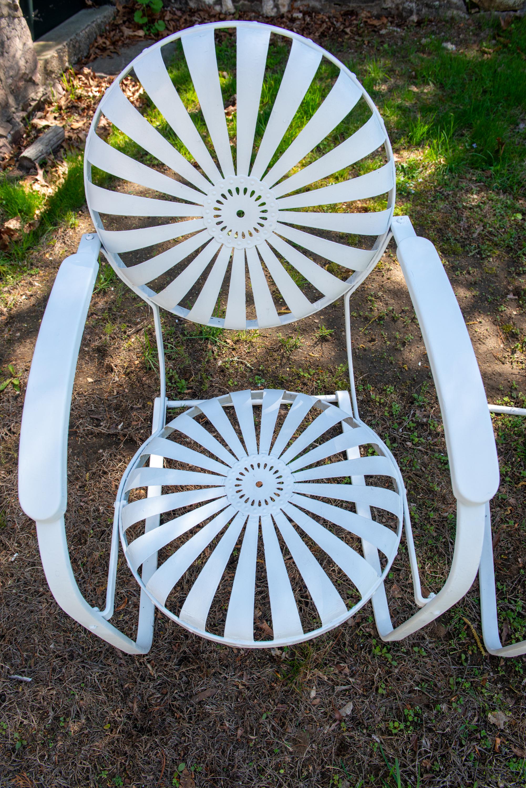 Paar französische freitragende Gartenarmlehnstühle von Francois Carre im Zustand „Gut“ im Angebot in Stamford, CT