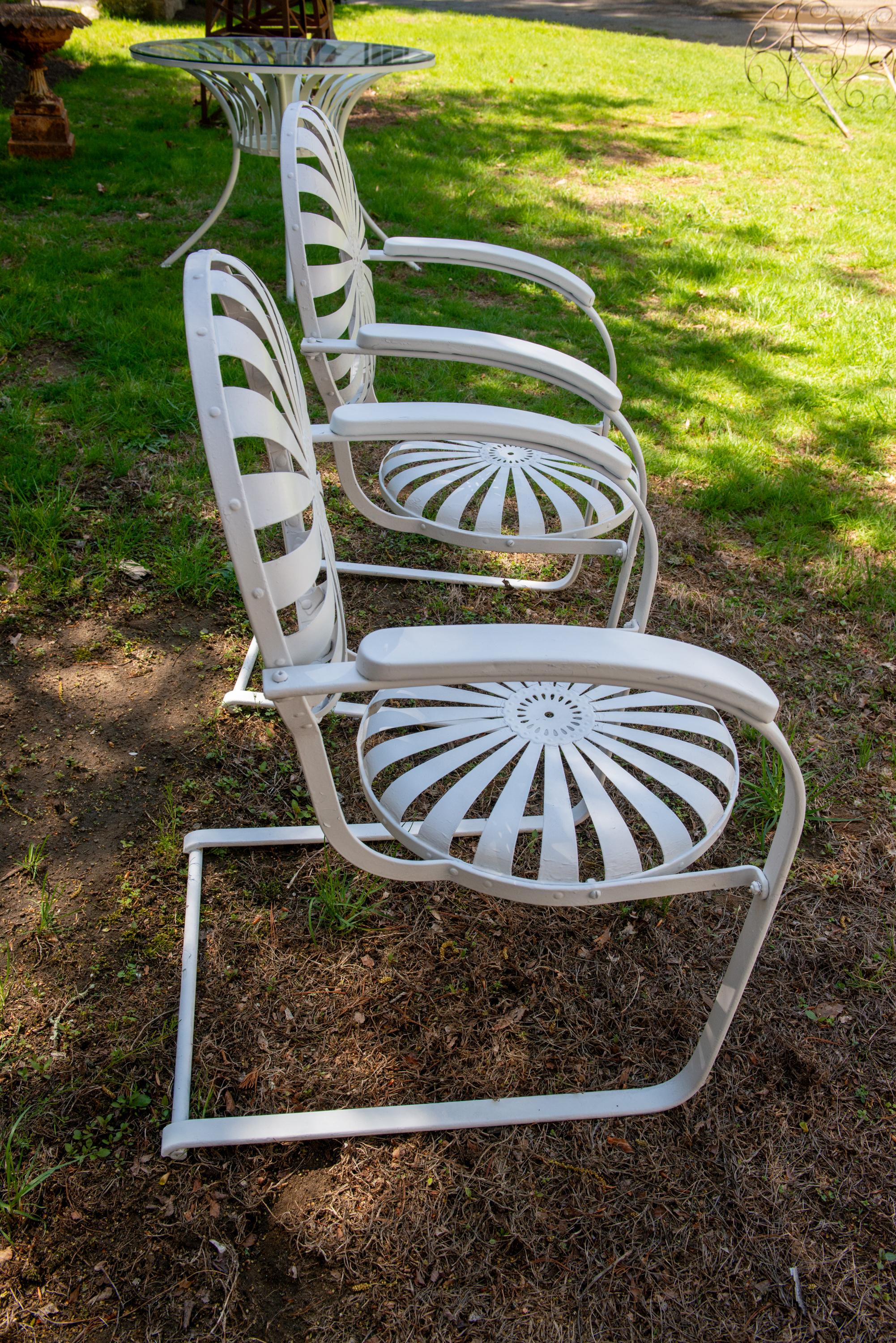 Paar französische freitragende Gartenarmlehnstühle von Francois Carre im Angebot 2