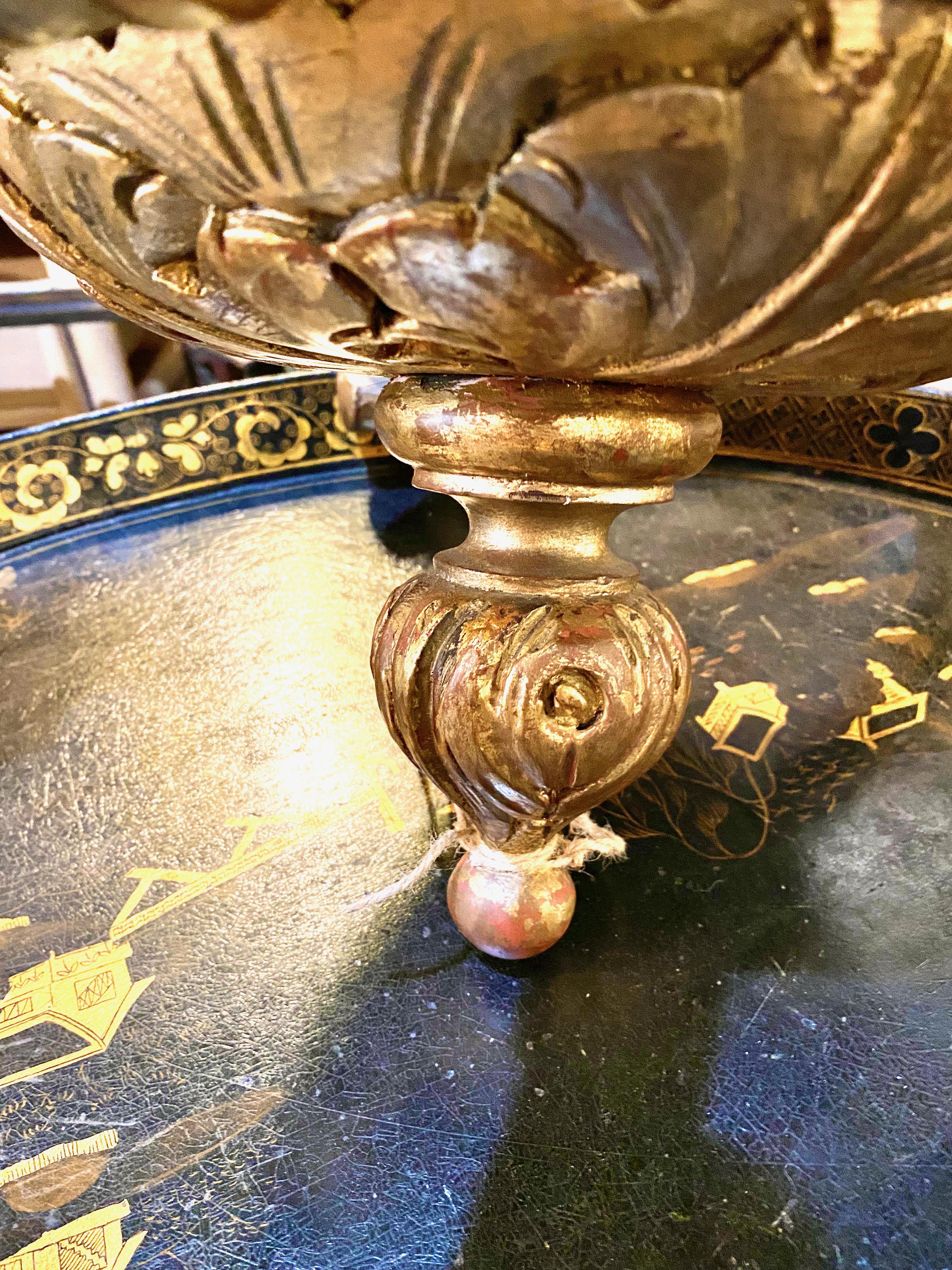 Feuille d'or Paire de lustres français en bois sculpté et doré en vente