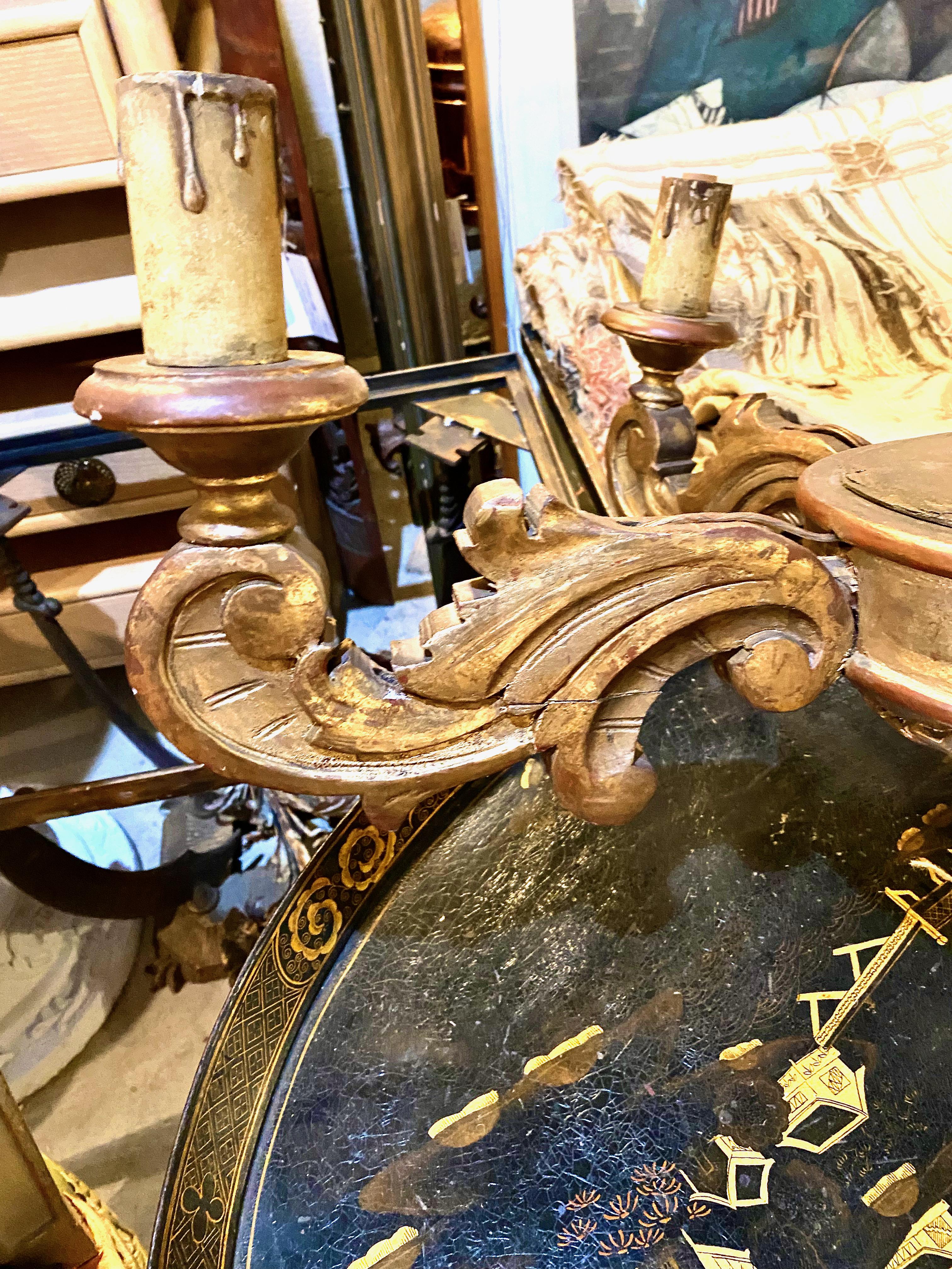 Paire de lustres français en bois sculpté et doré en vente 1