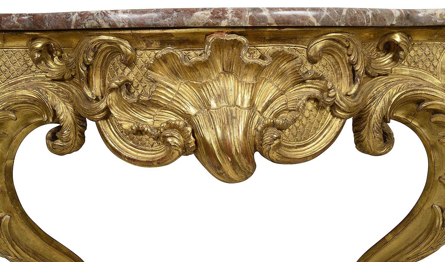 Sculpté à la main Paire de tables consoles françaises en bois doré sculpté, vers 1840 en vente