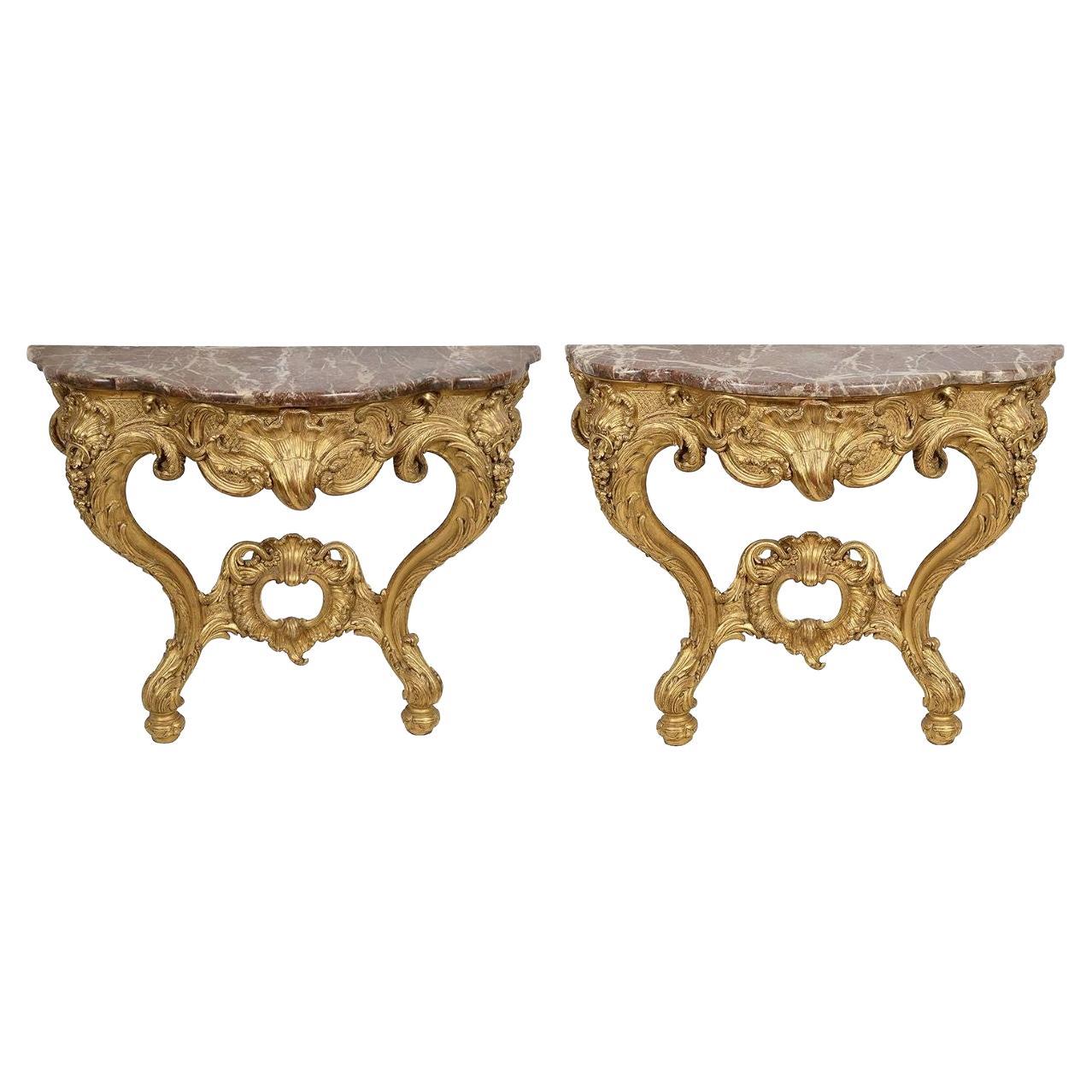 Paire de tables consoles françaises en bois doré sculpté, vers 1840 en vente