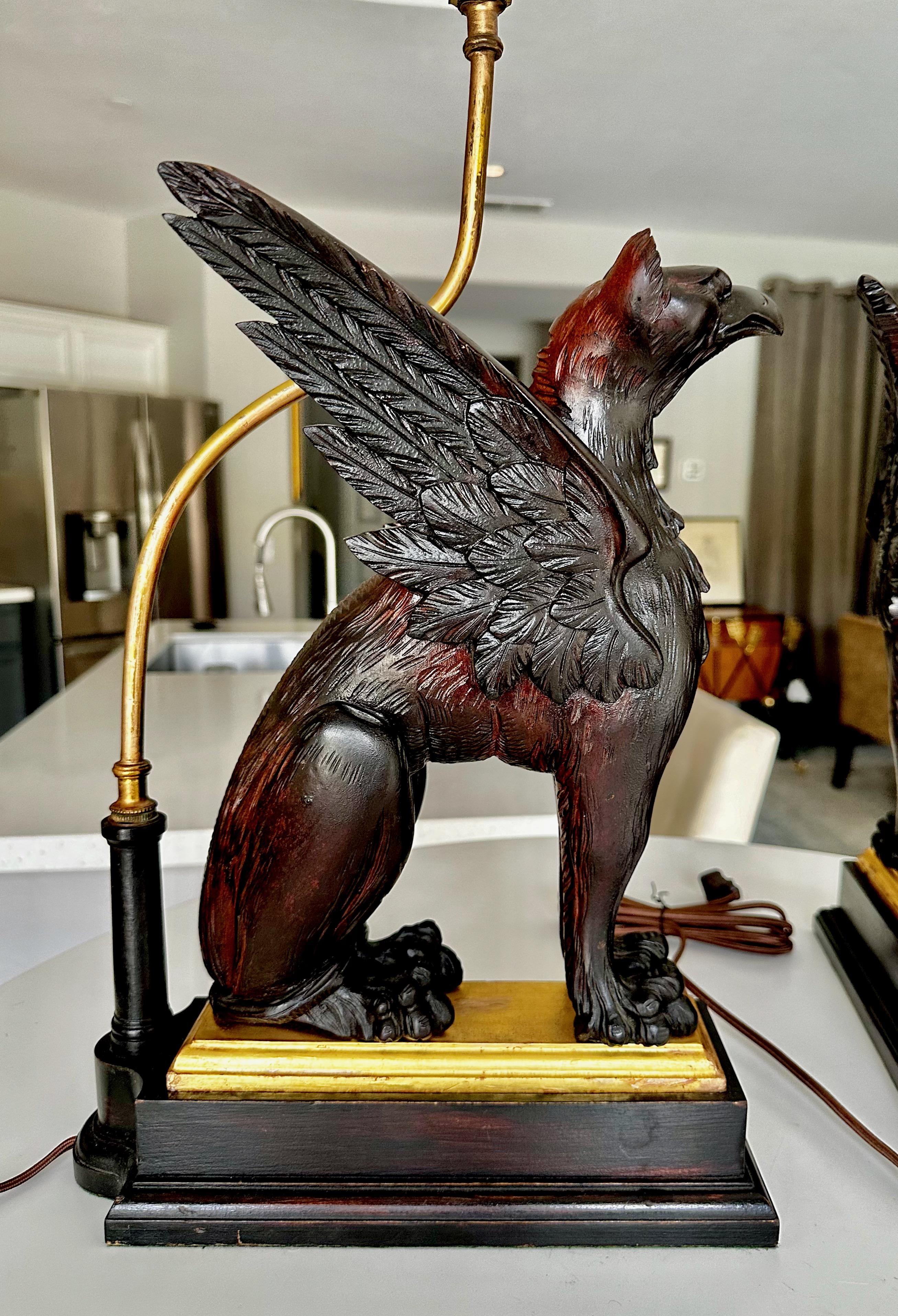 Paire de lampes de table griffon sculptées en bois mythologique en vente 3