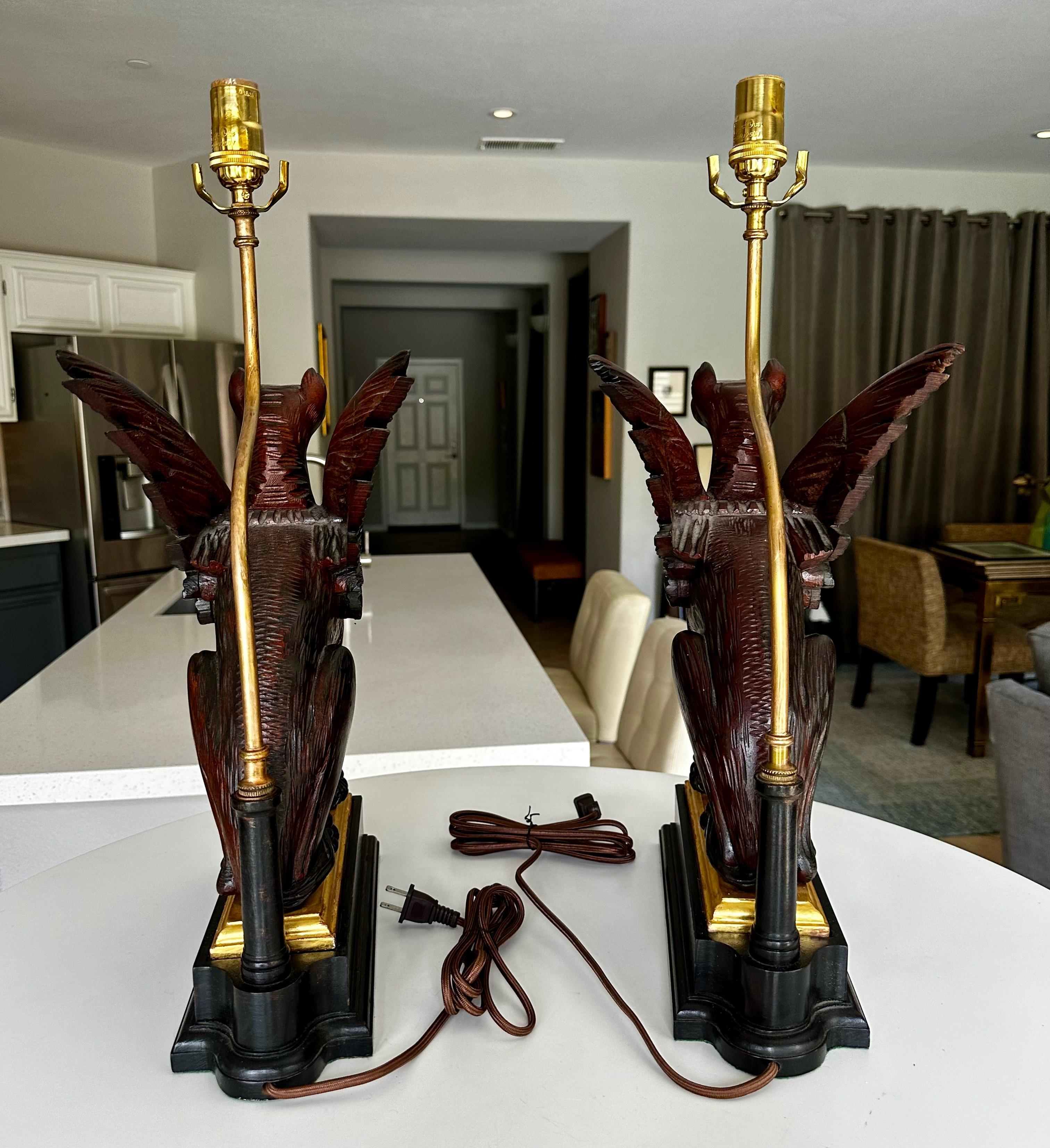 Paire de lampes de table griffon sculptées en bois mythologique en vente 4