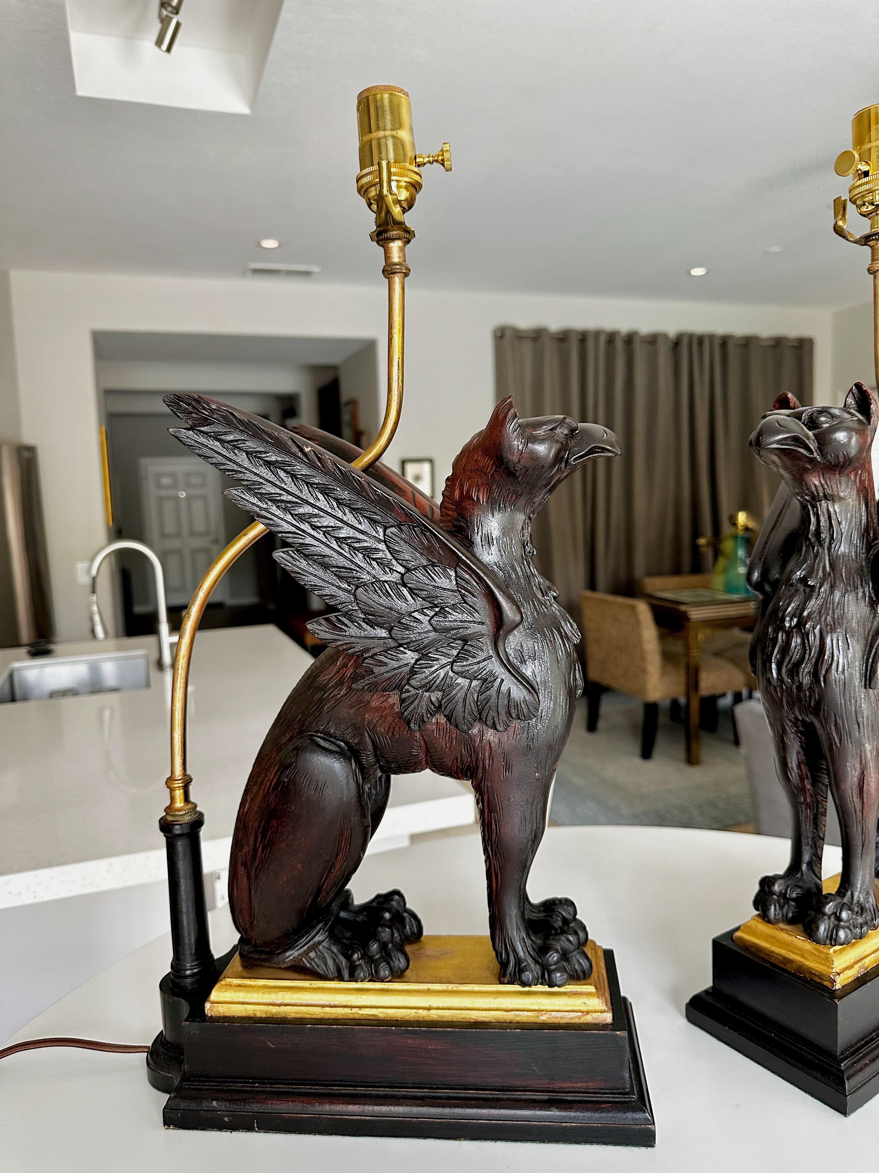 Paire de lampes de table griffon sculptées en bois mythologique en vente 5