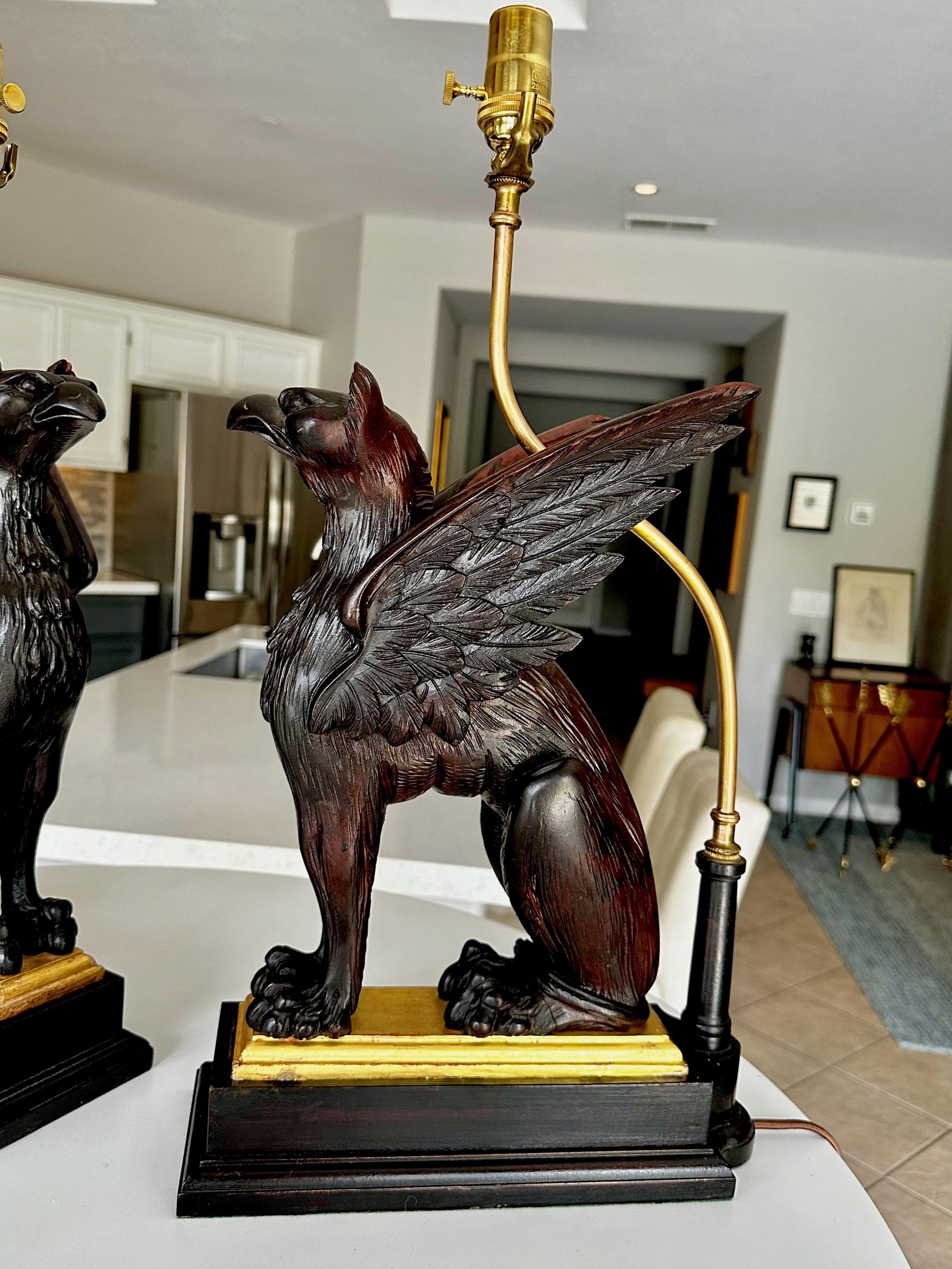 Paire de lampes de table griffon sculptées en bois mythologique en vente 6