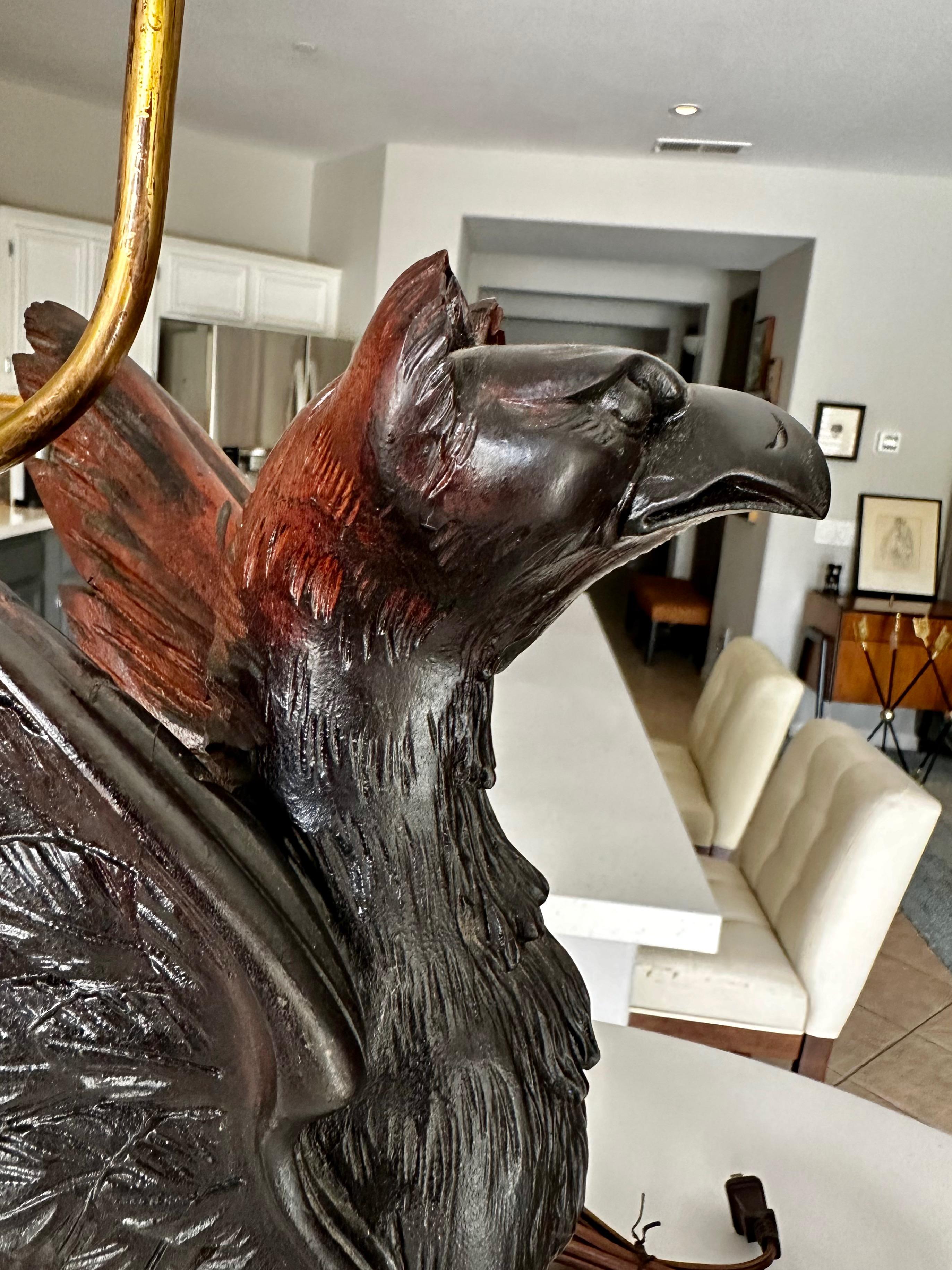 Paire de lampes de table griffon sculptées en bois mythologique en vente 7