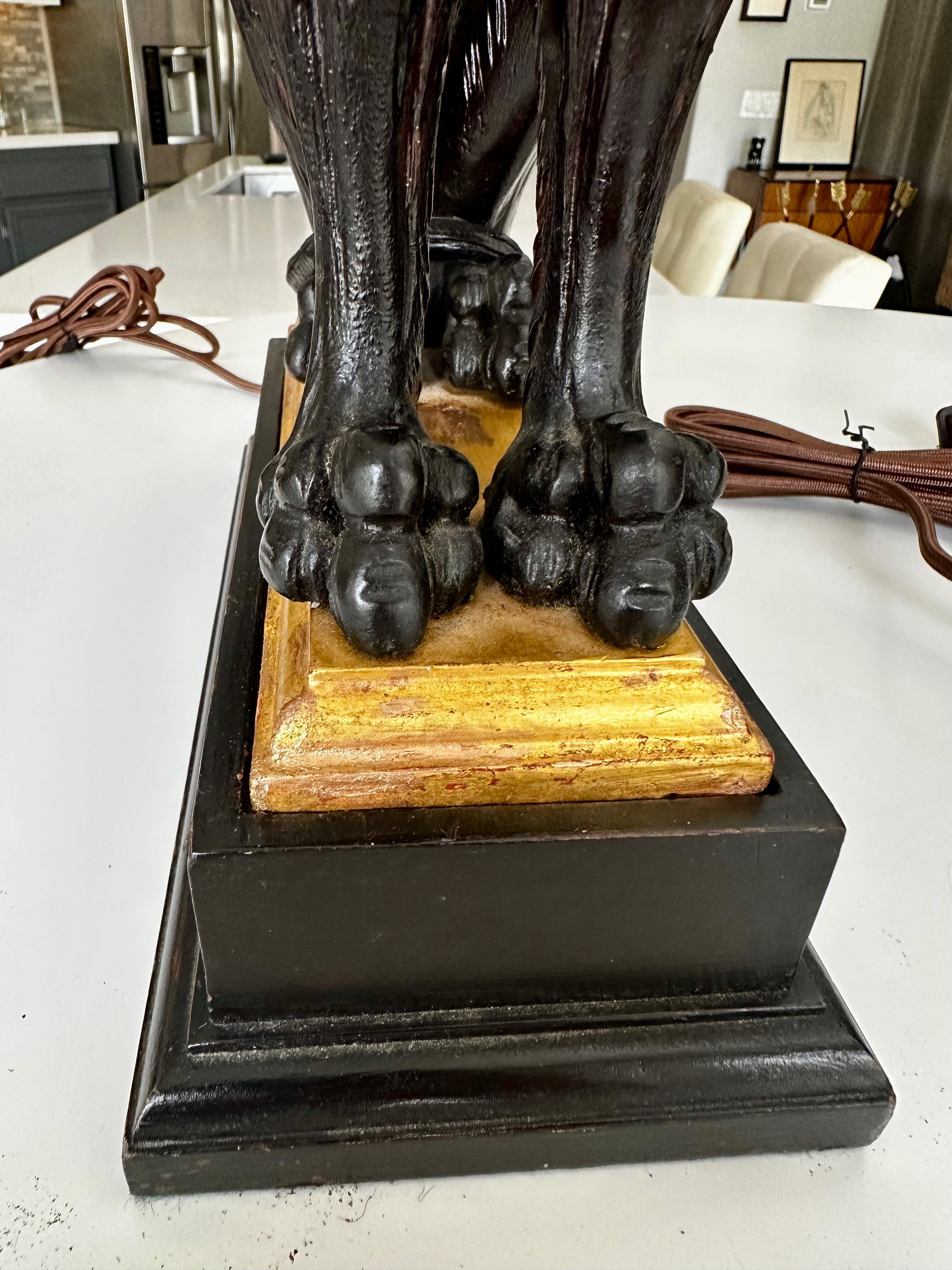 Paire de lampes de table griffon sculptées en bois mythologique en vente 8